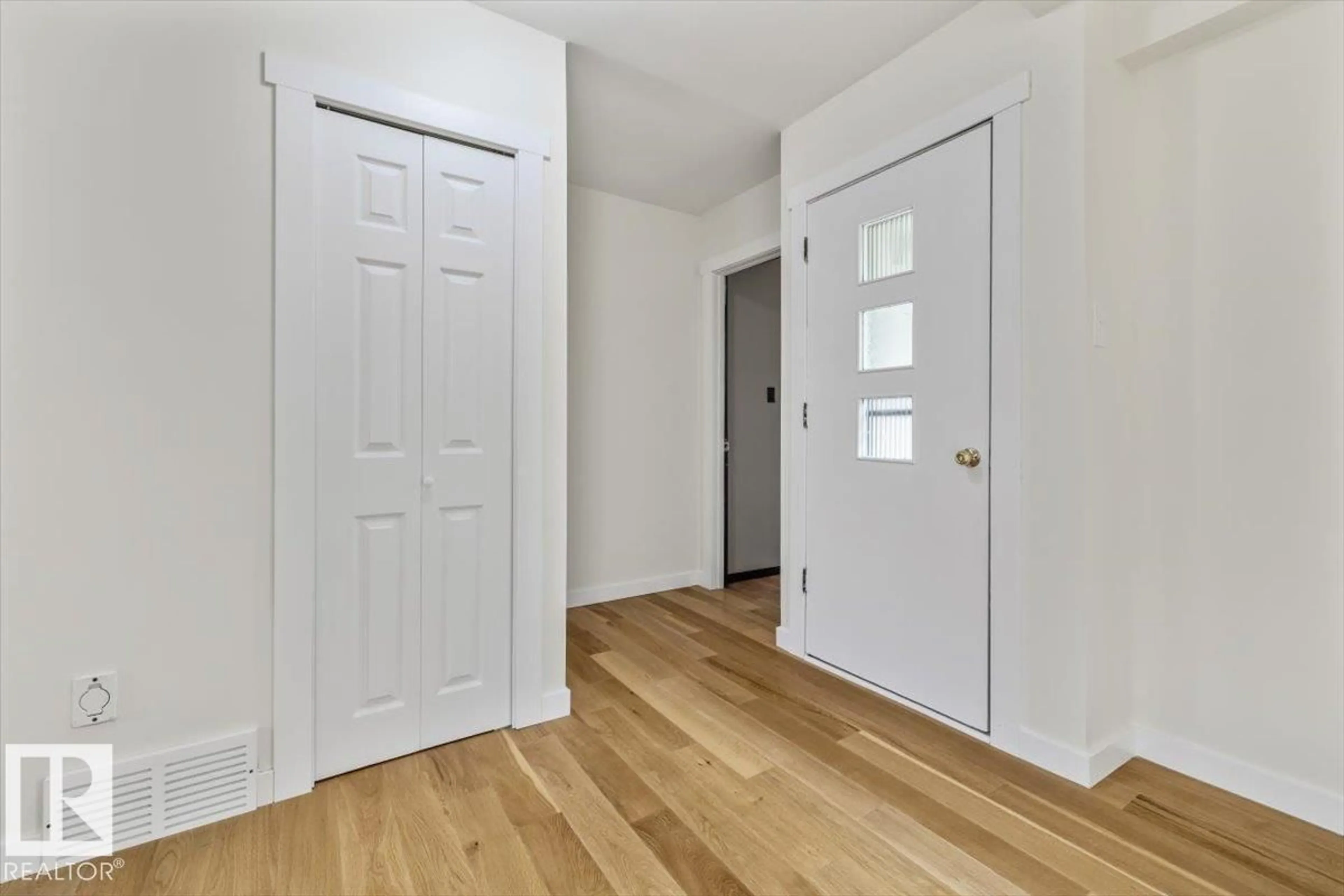 Indoor entryway for 10415 98 AV, Fort Saskatchewan Alberta T8L1X2