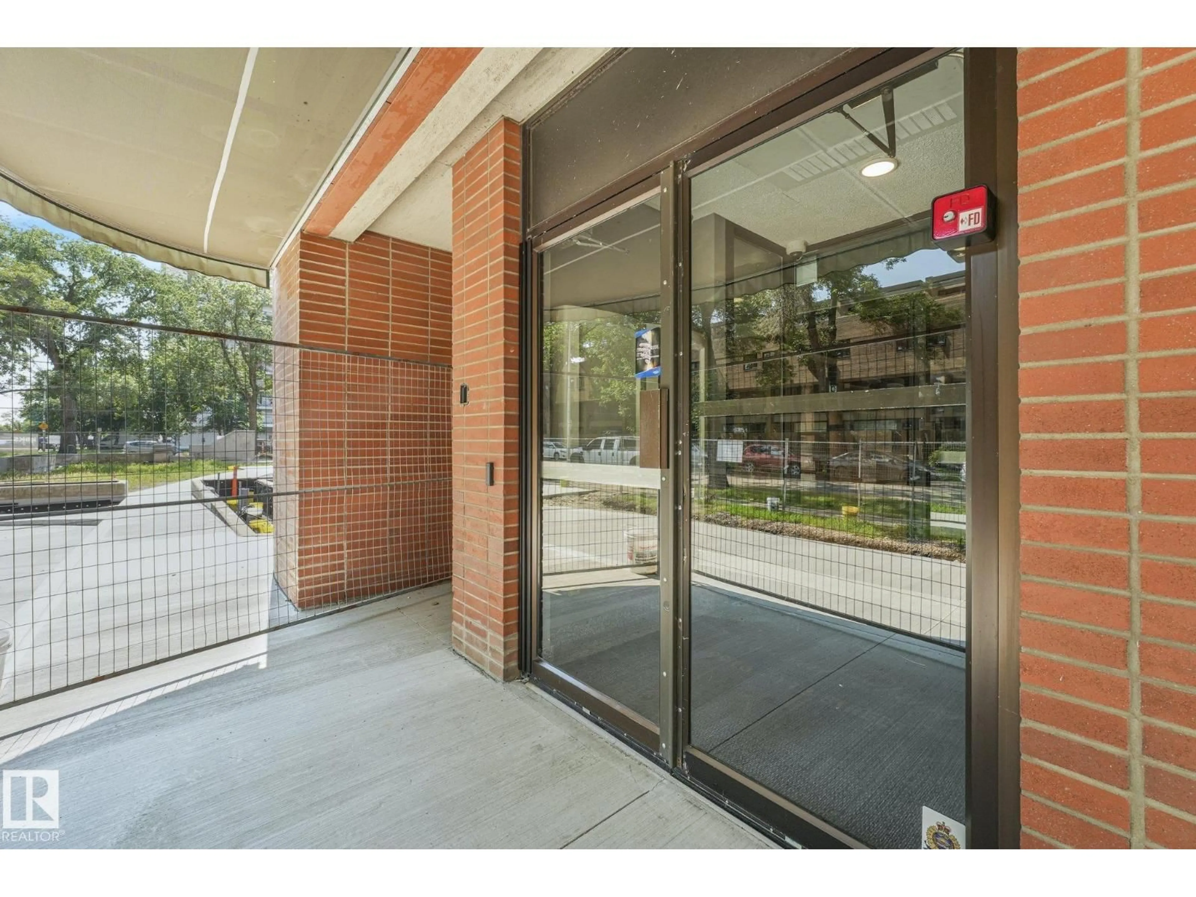Indoor foyer for #302 - 9916 113 ST, Edmonton Alberta T5K2N3