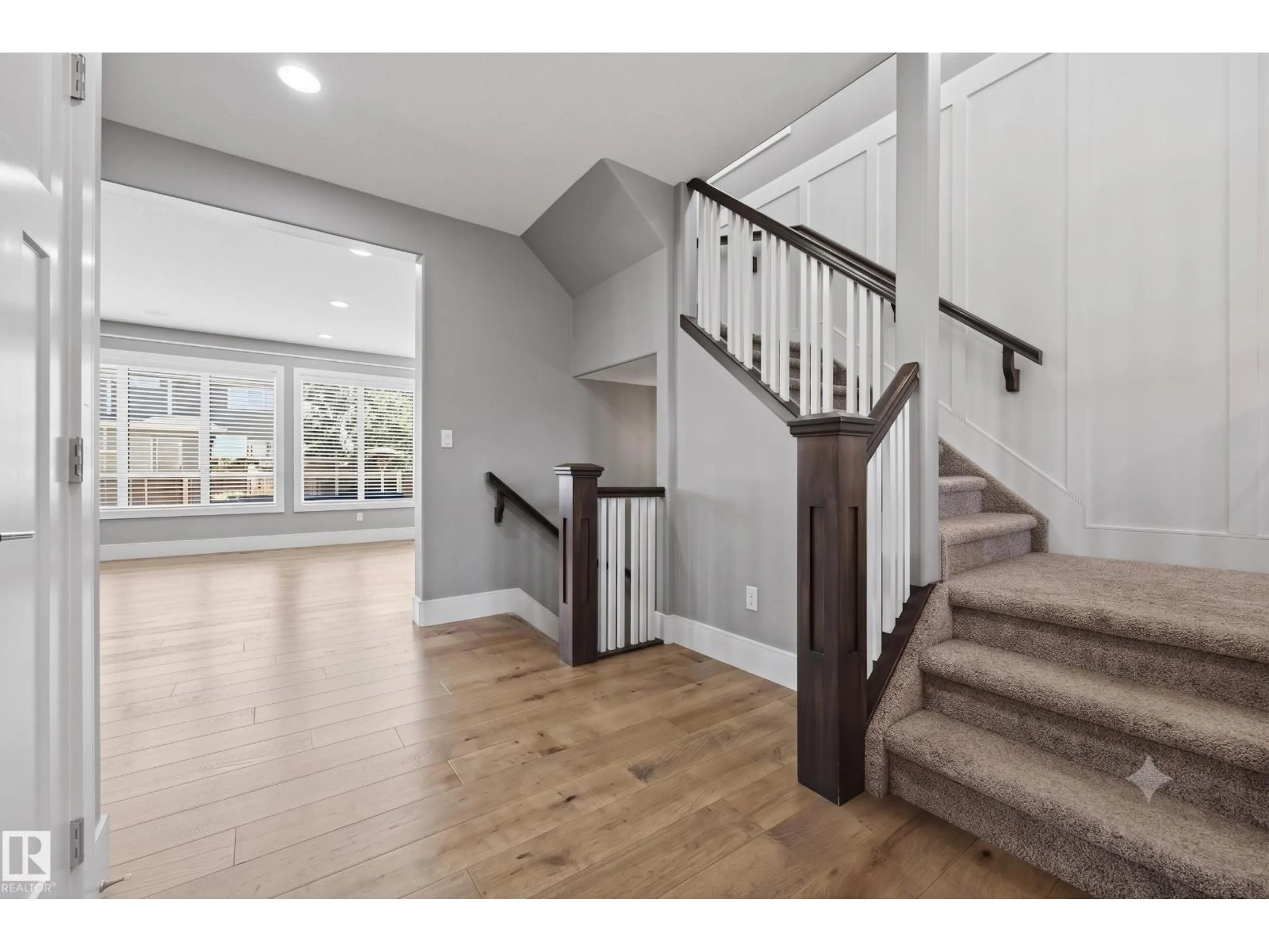 Indoor entryway for 1305 HAINSTOCK WY, Edmonton Alberta T6W3B6