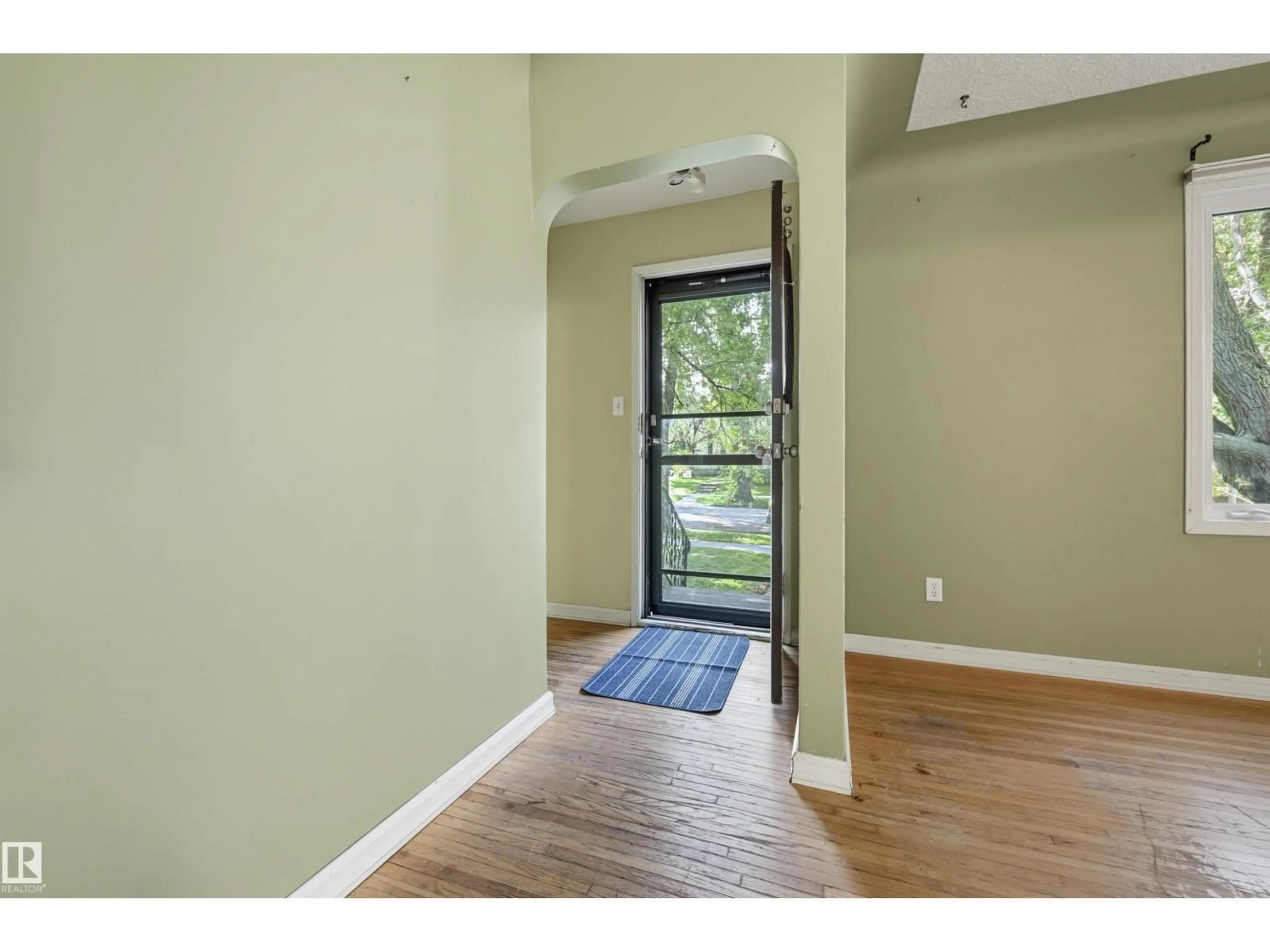 Indoor entryway for NW - 7754 80 AV, Edmonton Alberta T6C0S4