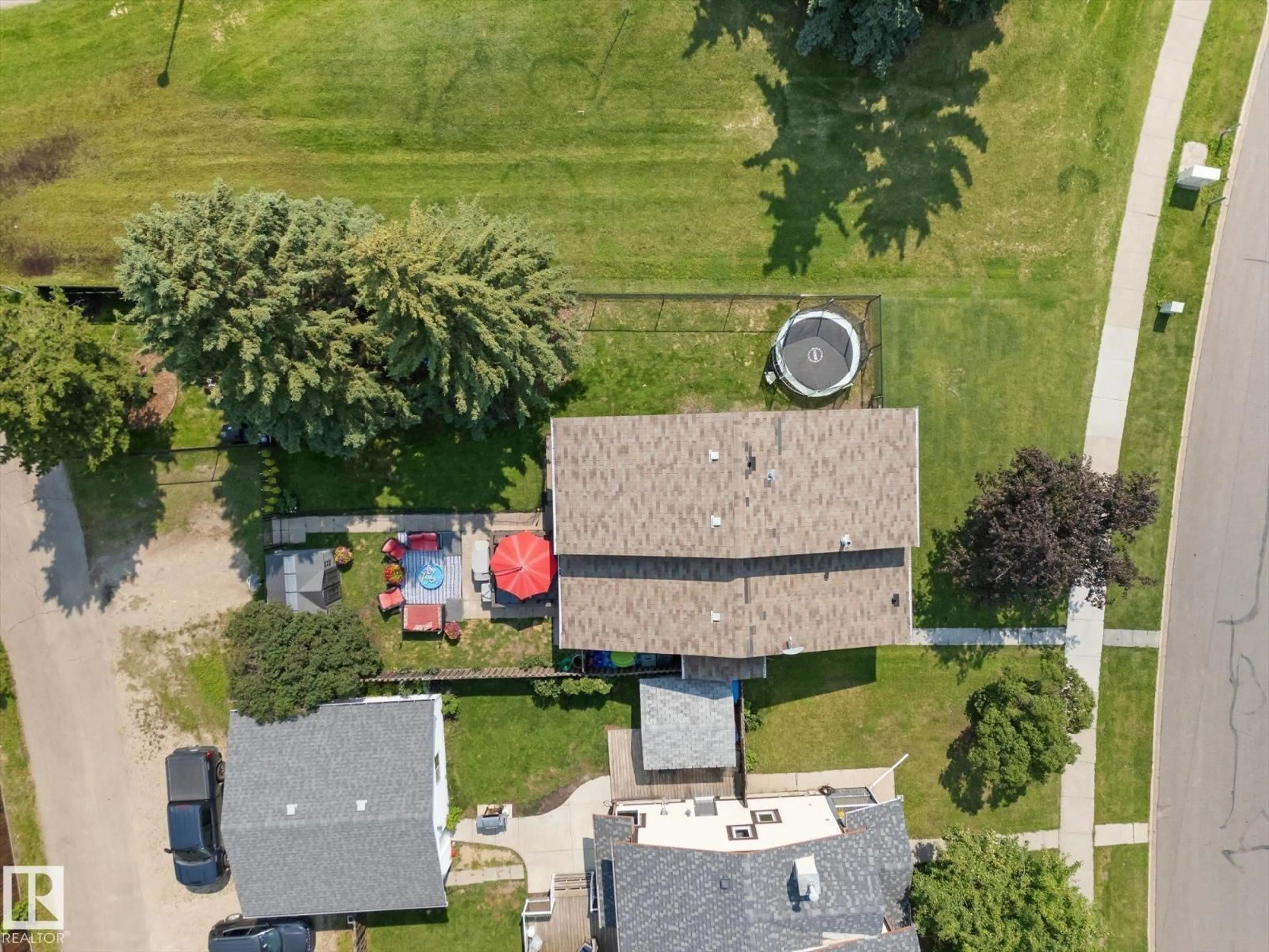 A pic from outside/outdoor area/front of a property/back of a property/a pic from drone, street for 79 GREYSTONE DR, Spruce Grove Alberta T7X1Y7