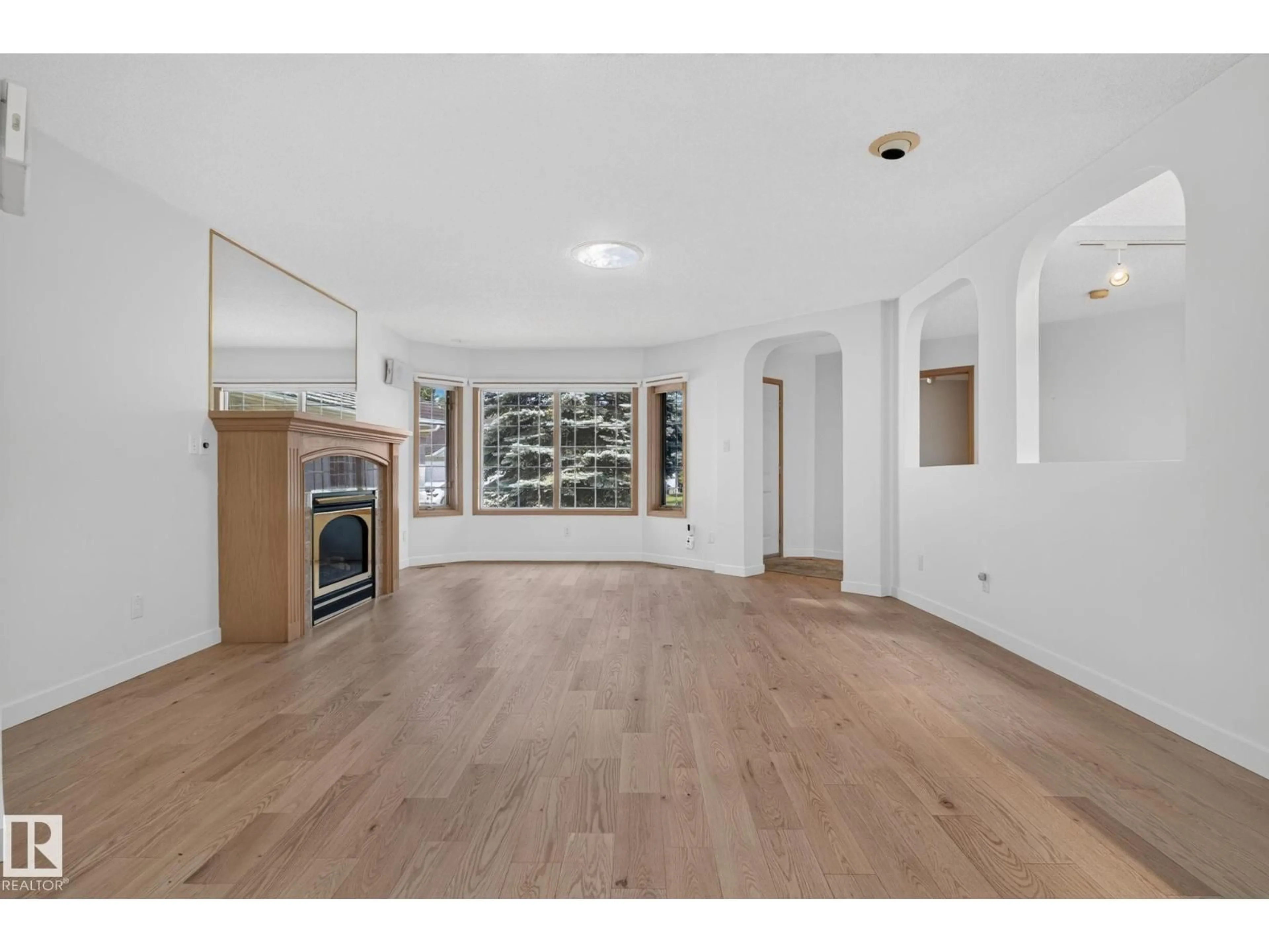 A pic of a room for 120 IRONWOOD PL, Edmonton Alberta T6J6R4