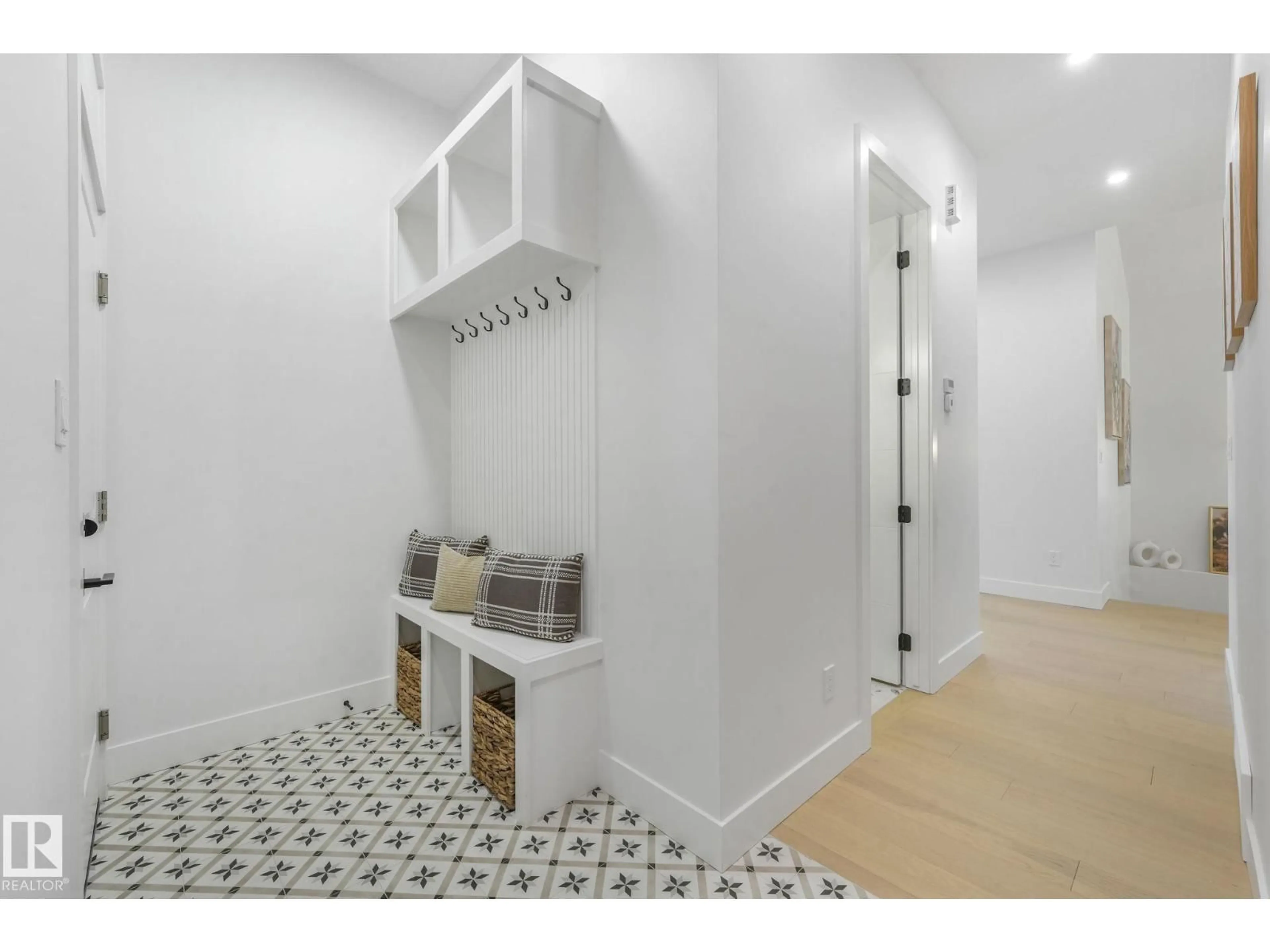 Indoor entryway for 120 RAVENSHIRE WYND, Sherwood Park Alberta T8B0G3