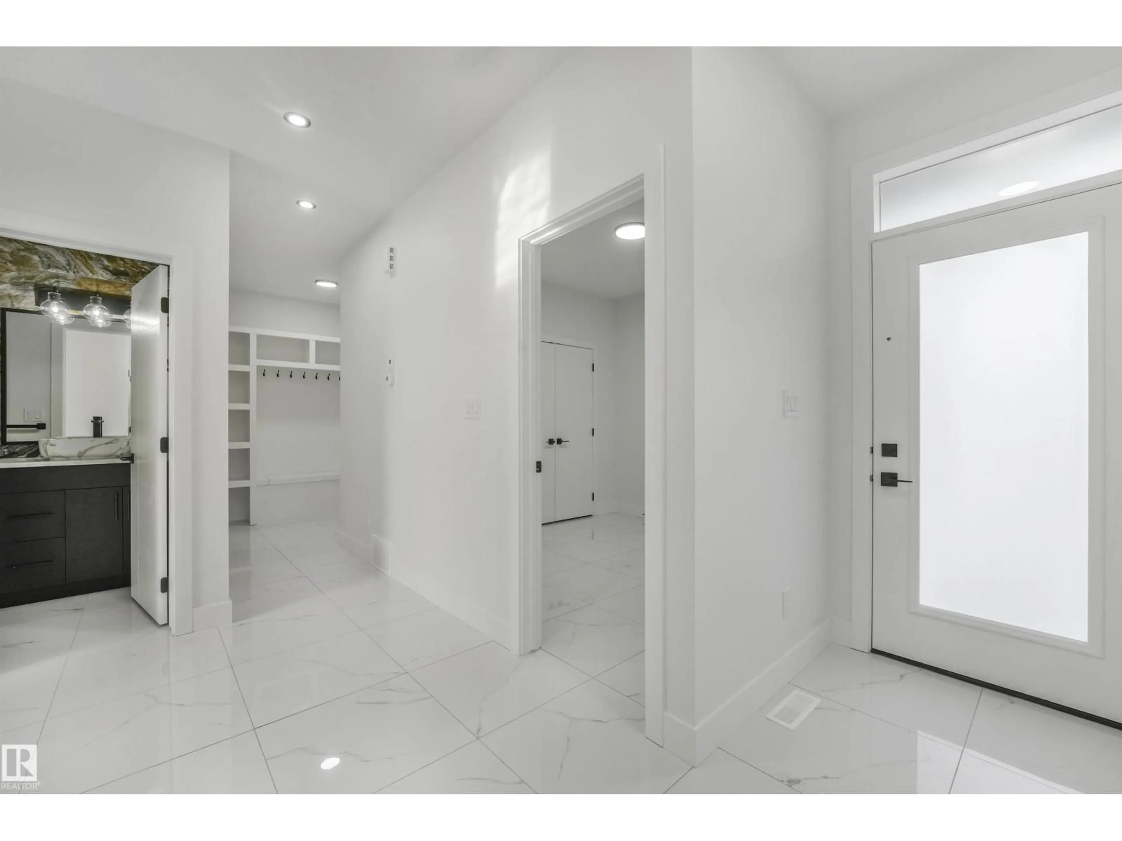 Indoor foyer for 3033 7A AVENUE, Edmonton Alberta T6X3M3