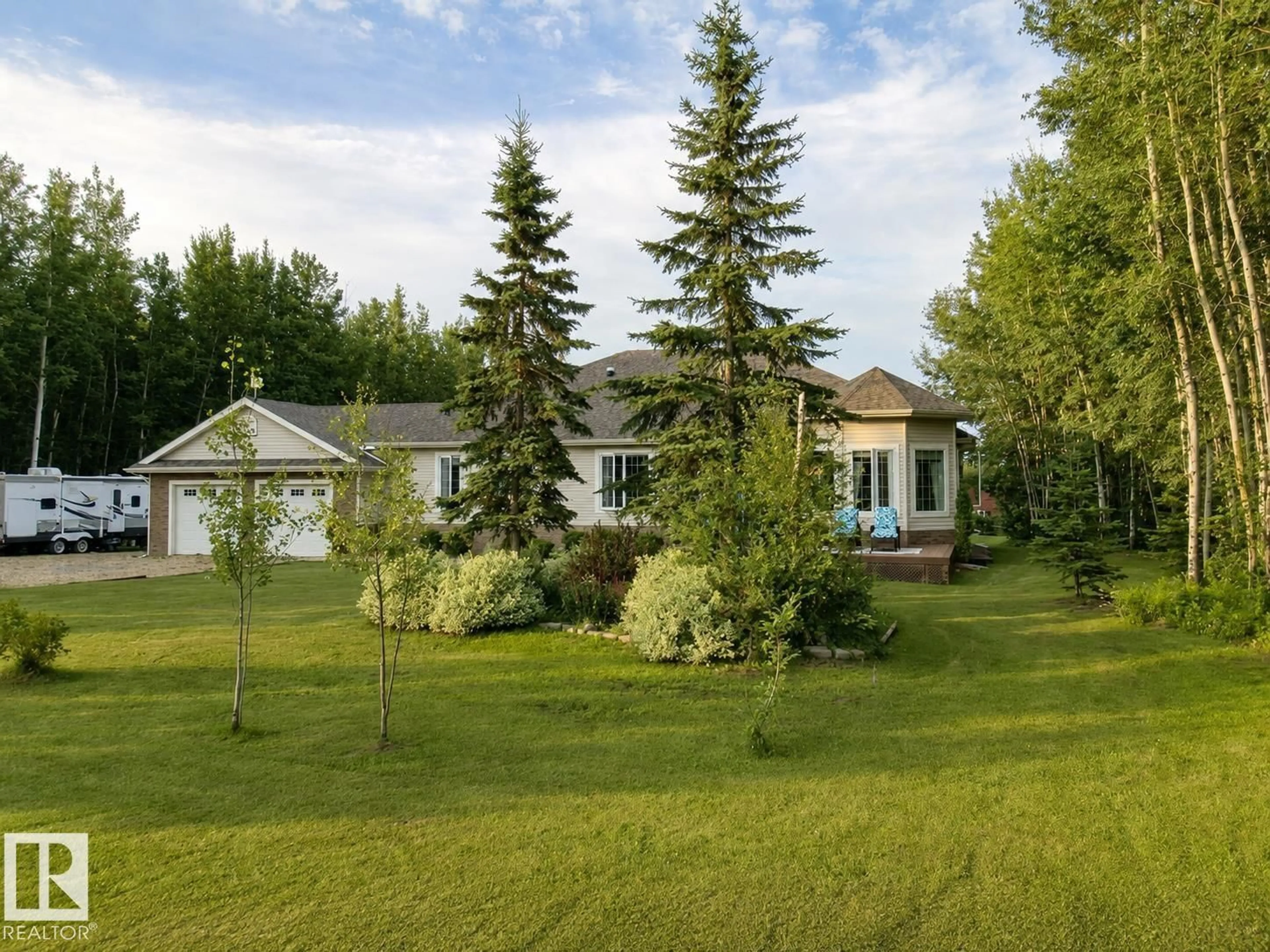 A pic from outside/outdoor area/front of a property/back of a property/a pic from drone, unknown for 16 CRYSTAL KEYS CR, Rural Wetaskiwin County Alberta T0C2V0