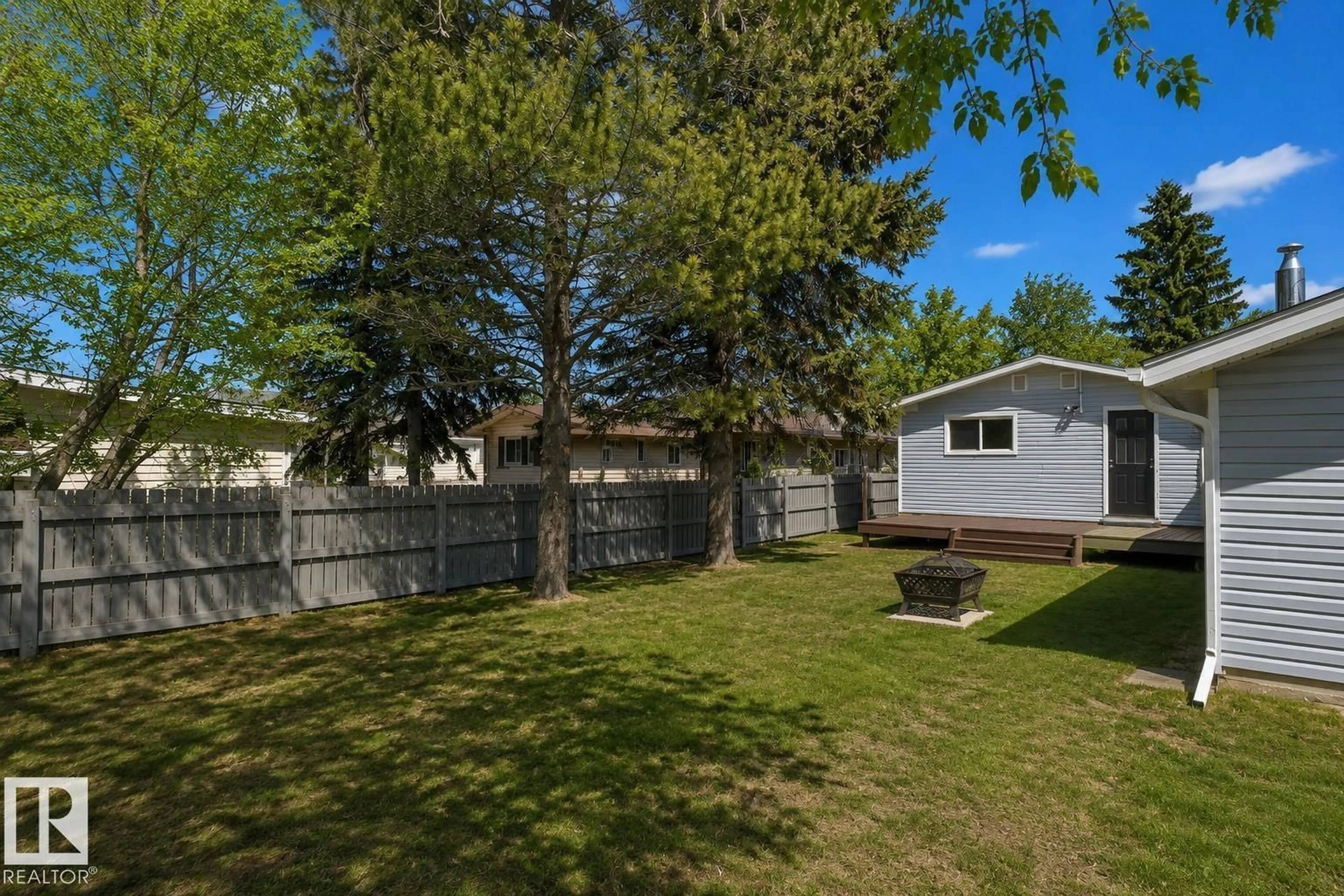 A pic from outside/outdoor area/front of a property/back of a property/a pic from drone, street for 4712 49 ST, Calmar Alberta T0C0V0