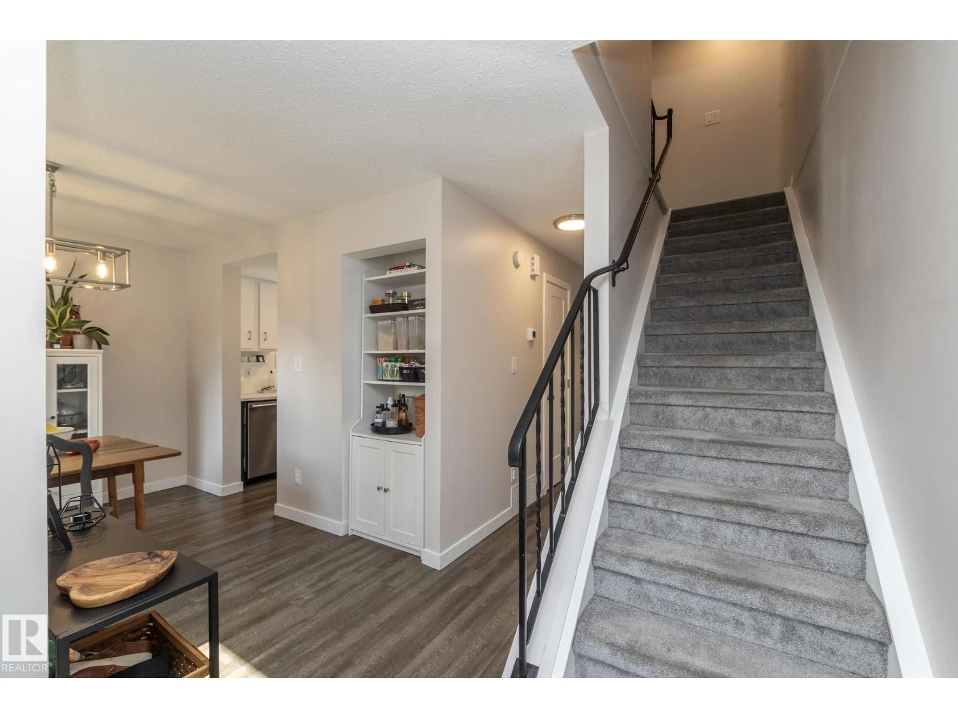 Indoor entryway for 10552 BEAUMARIS RD, Edmonton Alberta T5X5A2