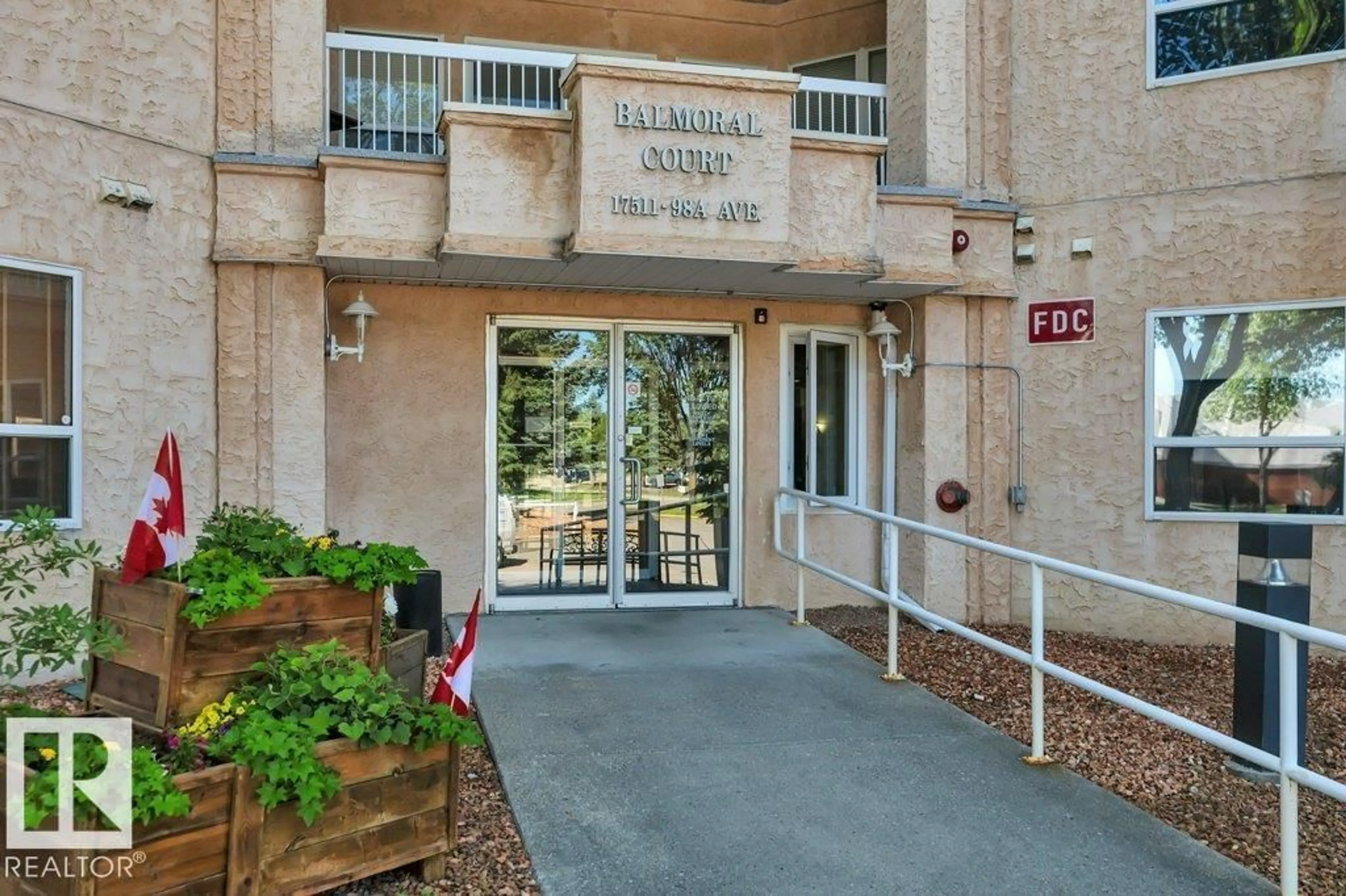 Indoor foyer for 404 - 17511 98A AV, Edmonton Alberta T5T6A2