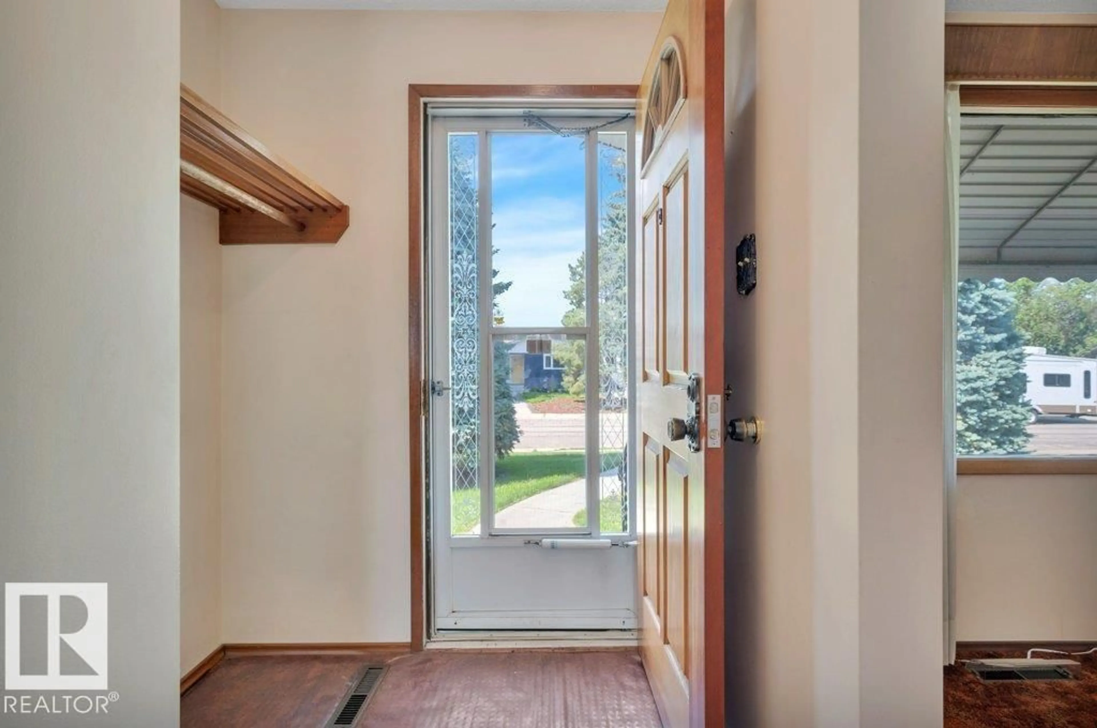 Indoor entryway for 8507 70 ST, Edmonton Alberta T6B1W6