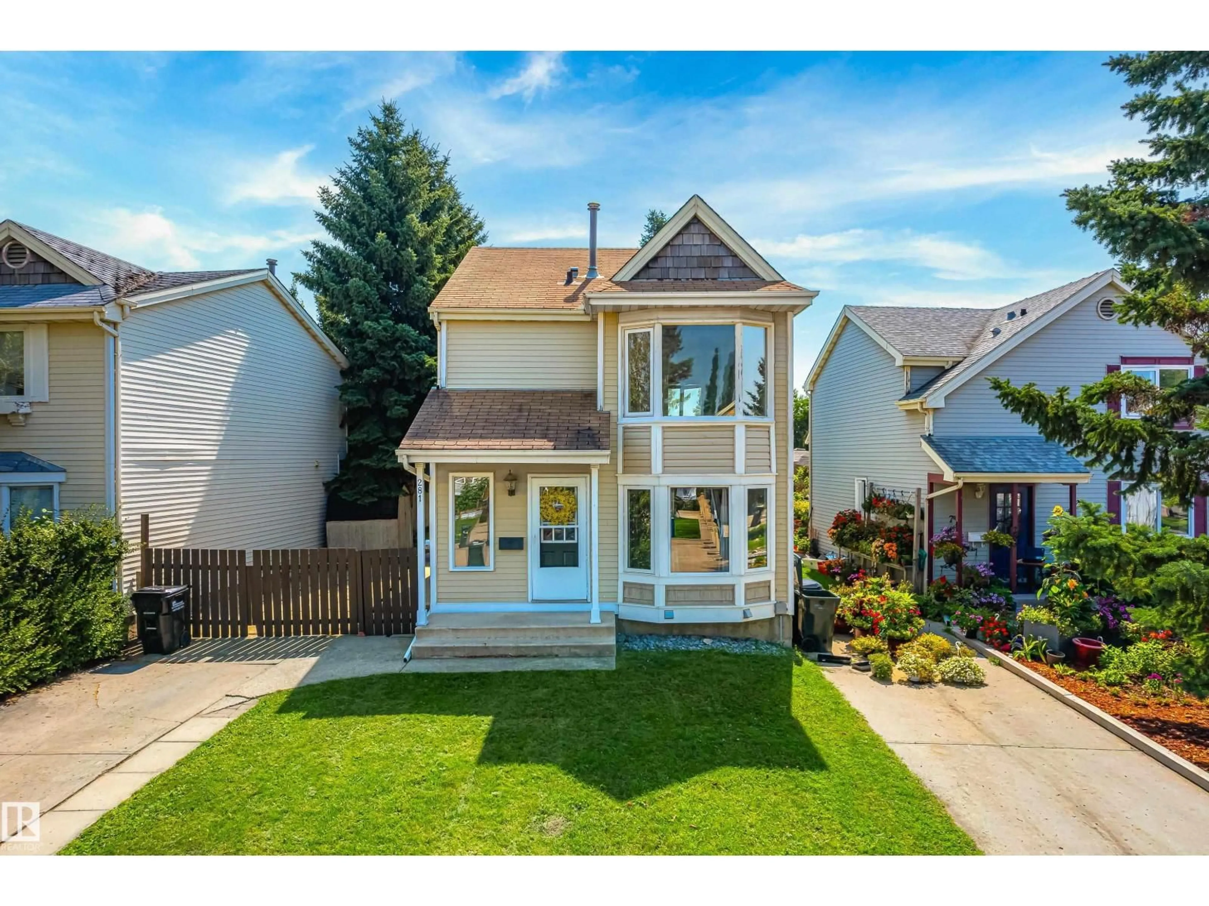Home with vinyl exterior material, street for 281 VANTAGE LN, Sherwood Park Alberta T8A4J3