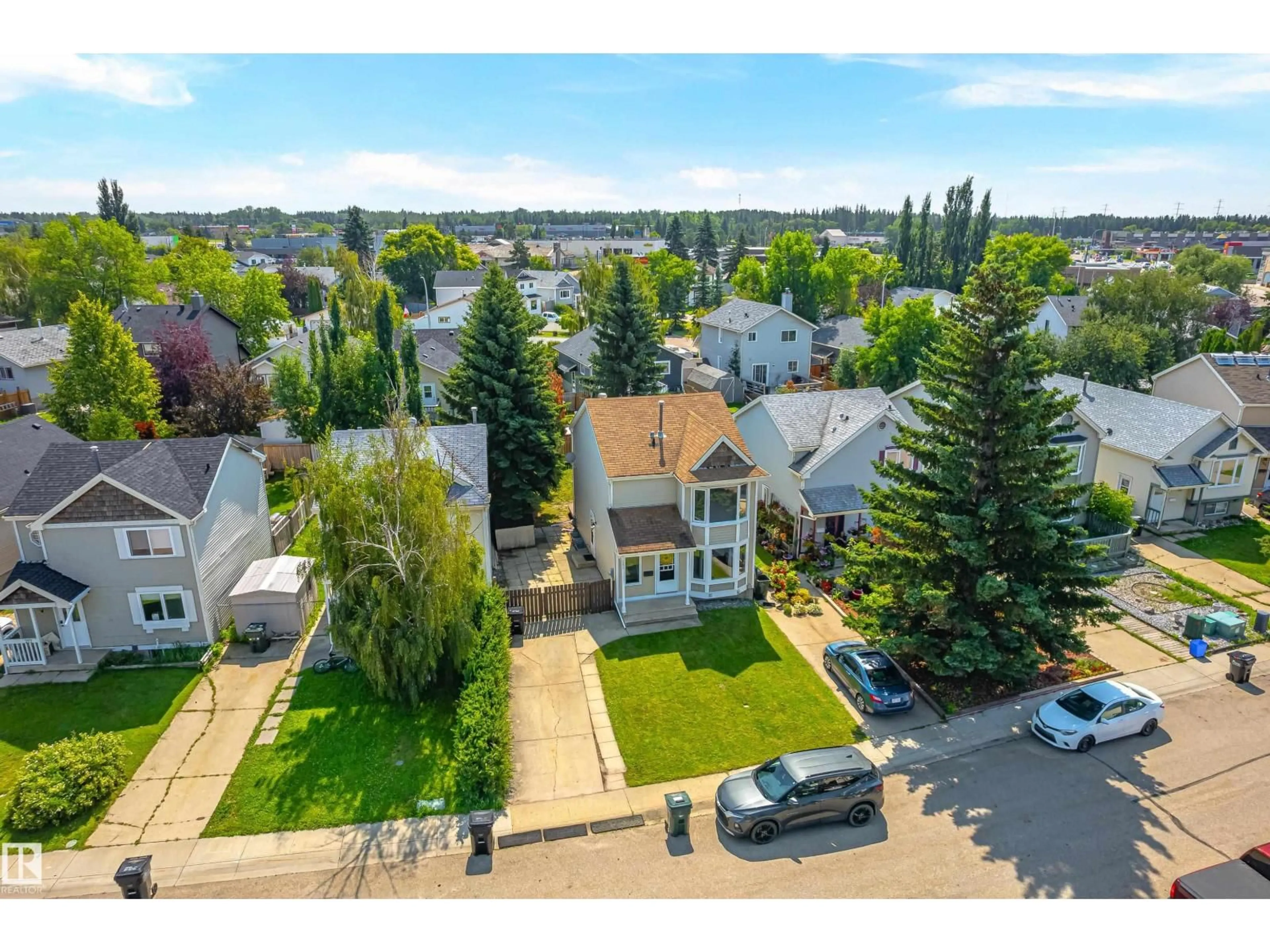 A pic from outside/outdoor area/front of a property/back of a property/a pic from drone, street for 281 VANTAGE LN, Sherwood Park Alberta T8A4J3