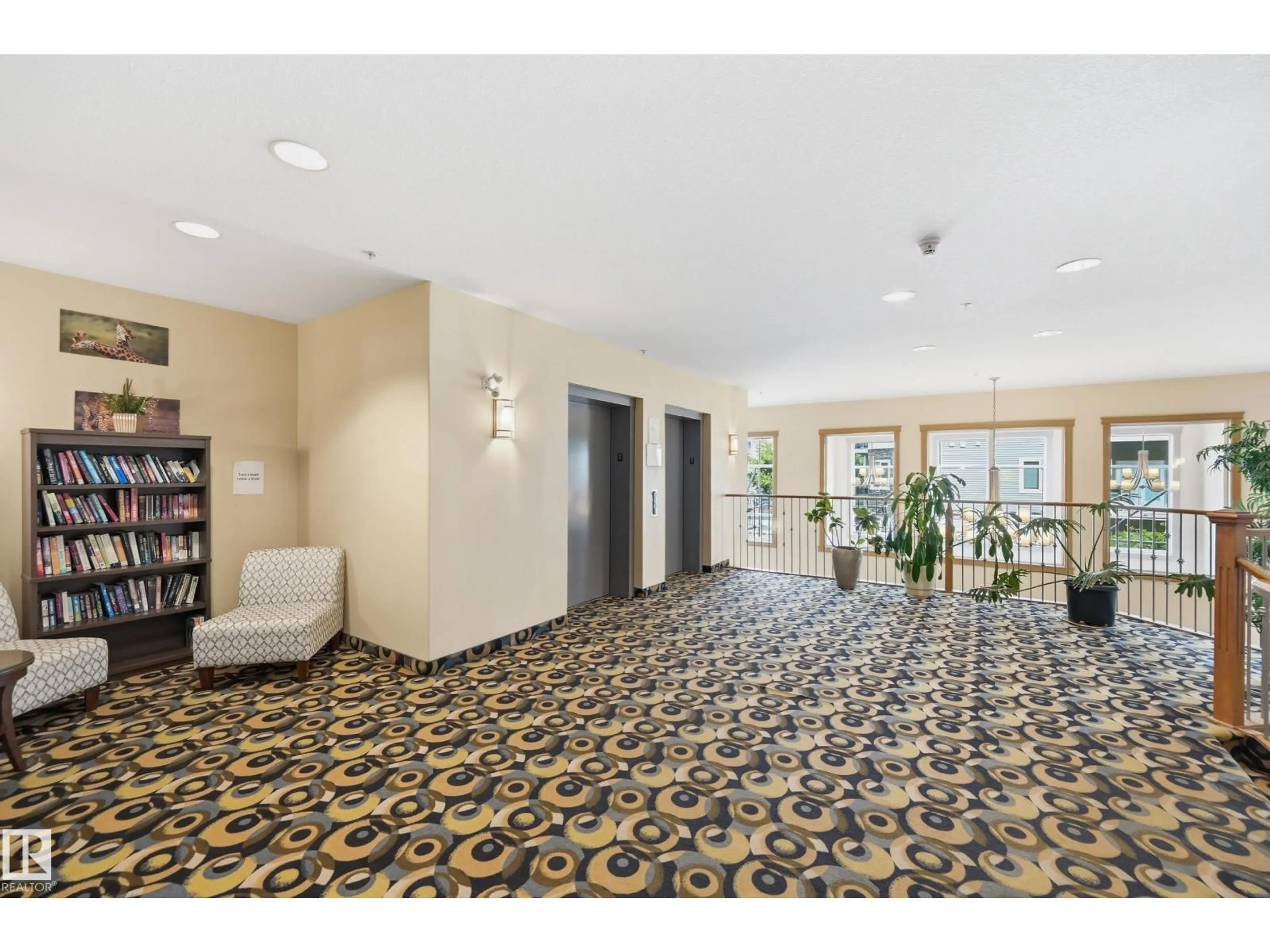 Indoor foyer for #443 - 10121 80 AV, Edmonton Alberta T6E0B9