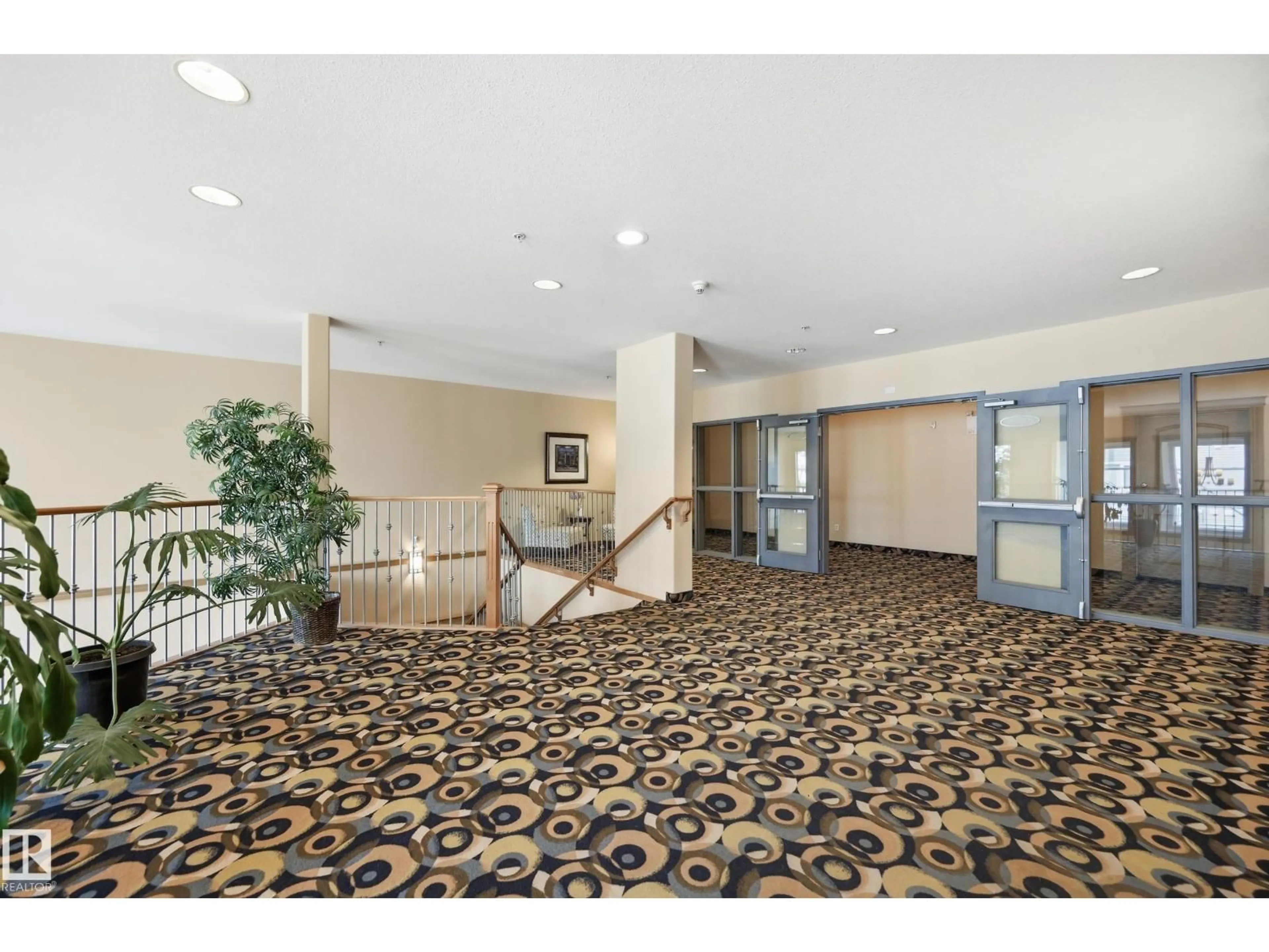 Indoor foyer for #443 - 10121 80 AV, Edmonton Alberta T6E0B9