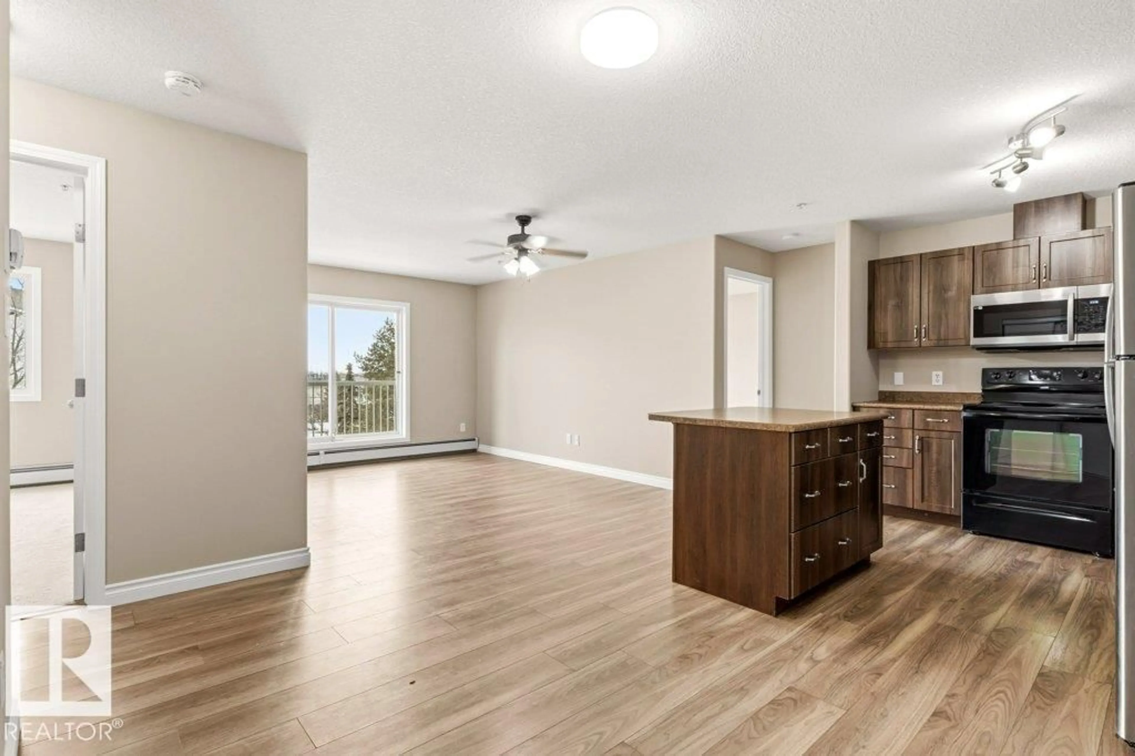 Open concept kitchen, wood/laminate floor for 336 WOODSMERE CL, Fort Saskatchewan Alberta T8L4N9