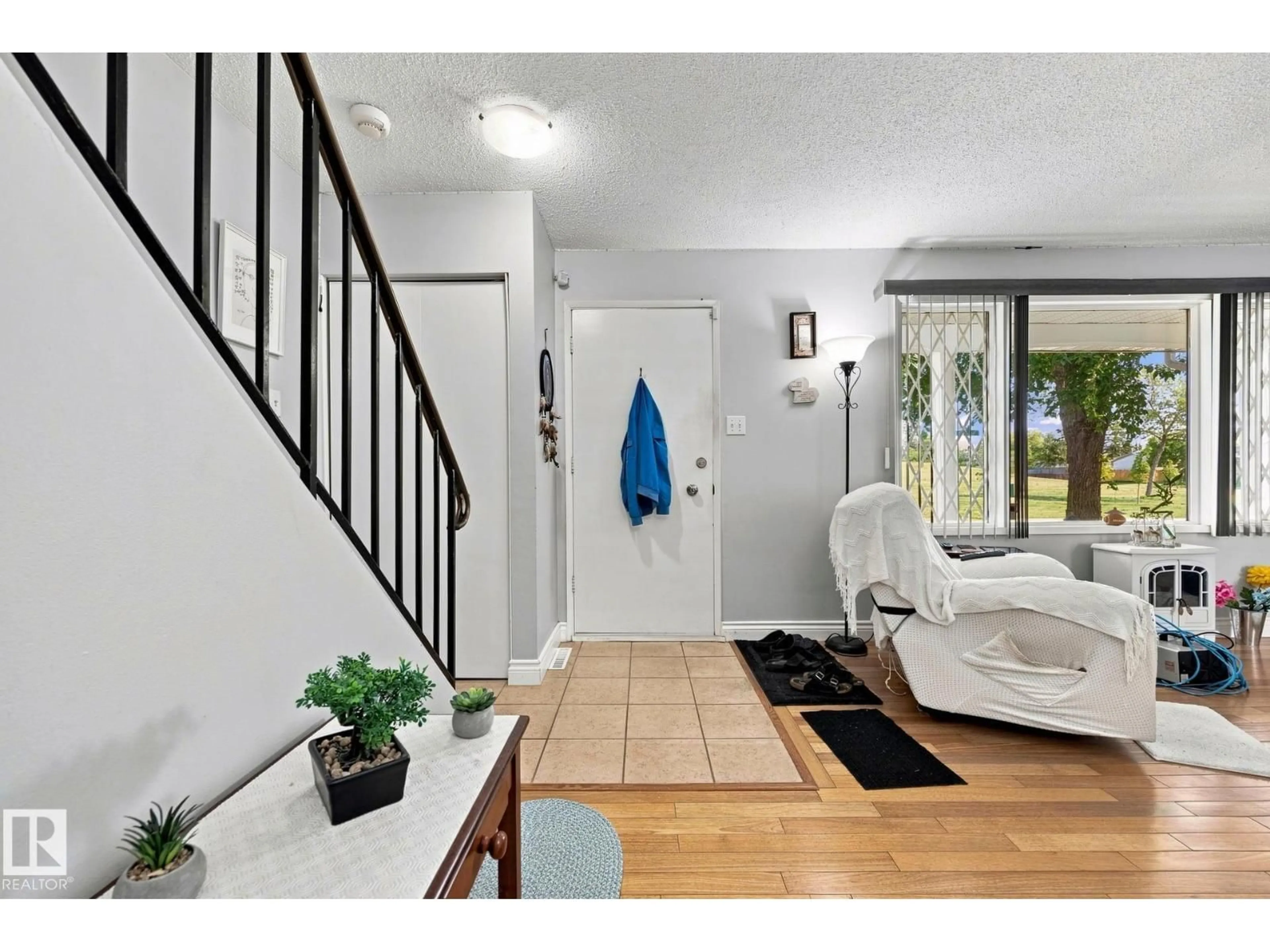 Indoor entryway for 17303 82 AV, Edmonton Alberta T5T0K4