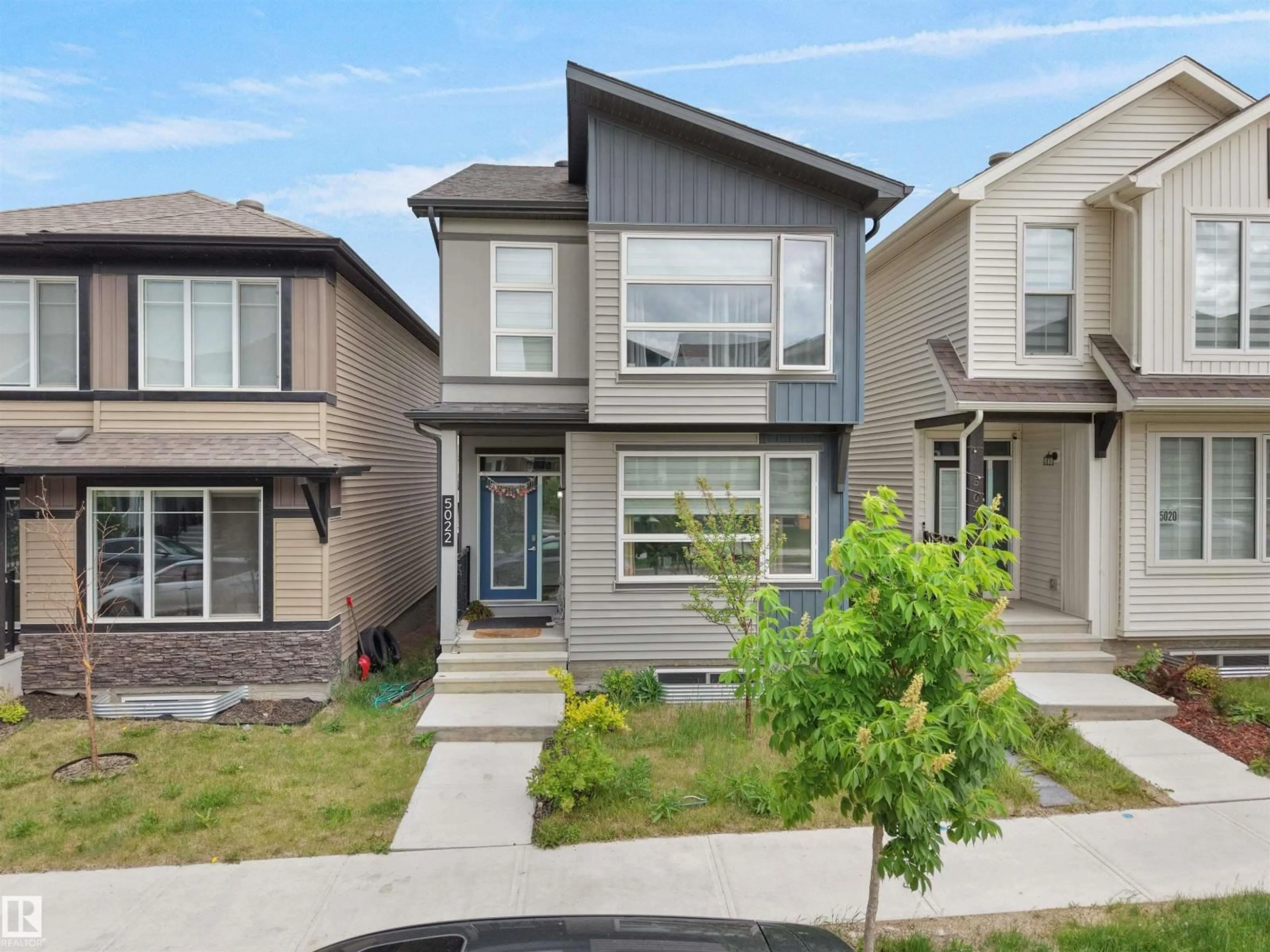 Home with vinyl exterior material, street for 5022 KINNEY LINK SW, Edmonton Alberta T6W5G4