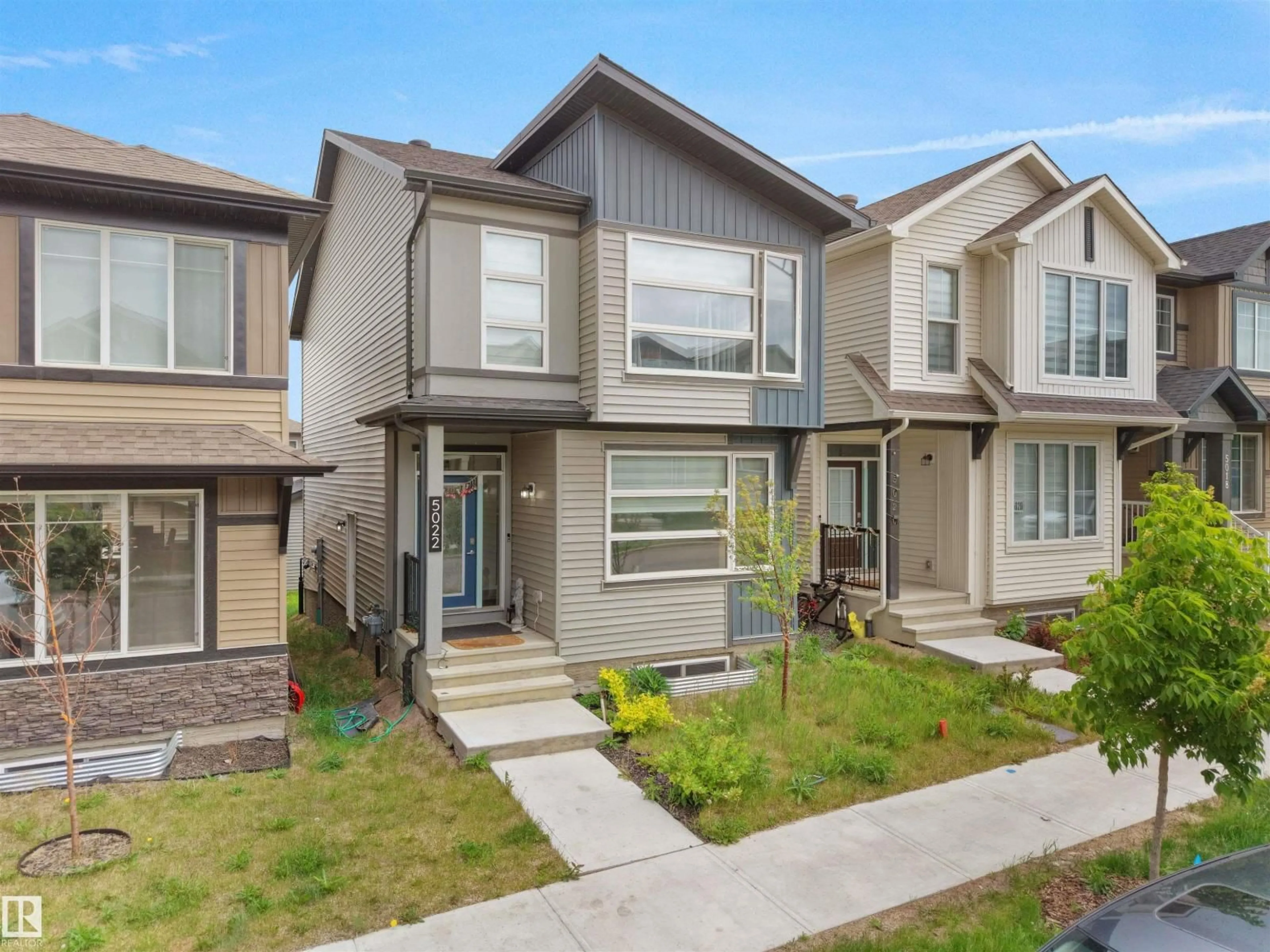 Home with vinyl exterior material, street for 5022 KINNEY LINK SW, Edmonton Alberta T6W5G4