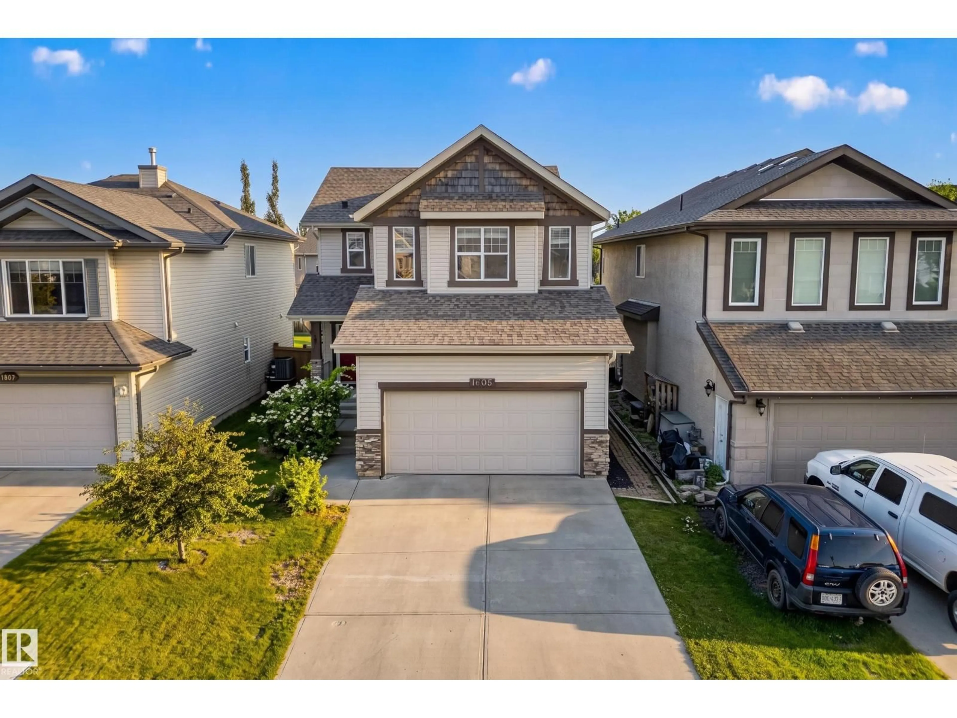 A pic from outside/outdoor area/front of a property/back of a property/a pic from drone, street for 1605 HODGSON CO, Edmonton Alberta T6R3R5