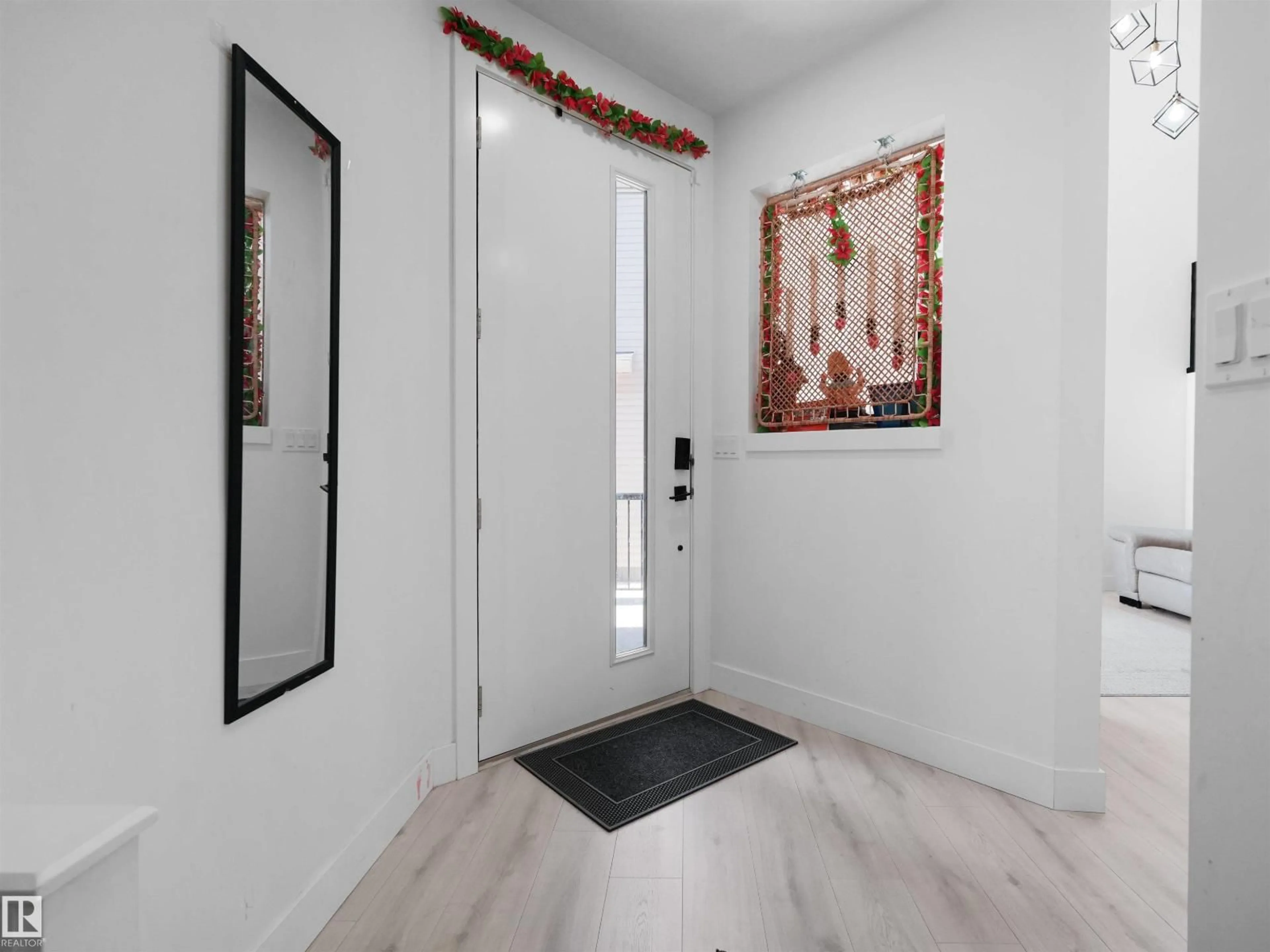 Indoor entryway for 2520 12 AV, Edmonton Alberta T6T2M6