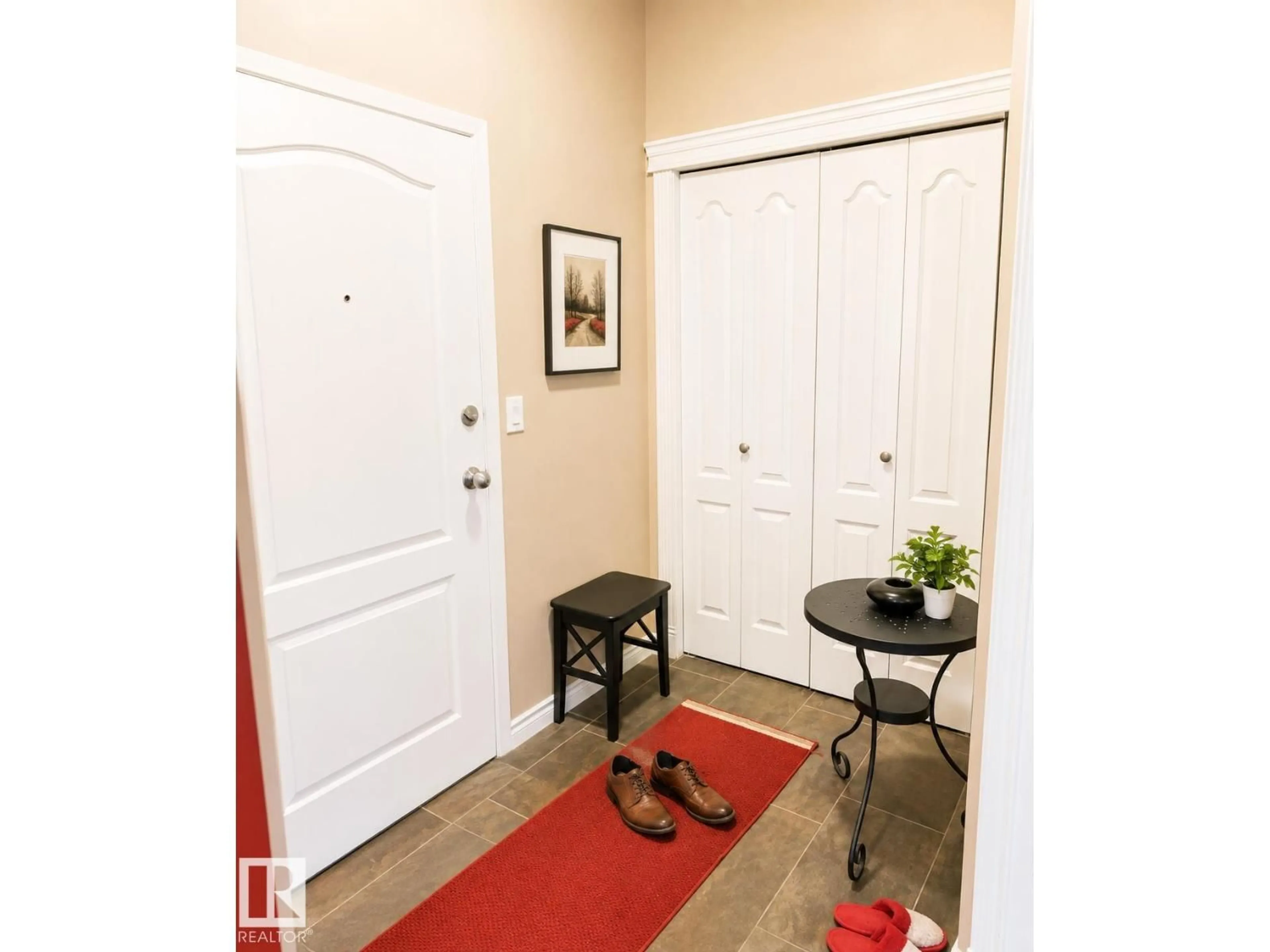 Indoor entryway for 202 - 16715 100 AV, Edmonton Alberta T5P4Z5