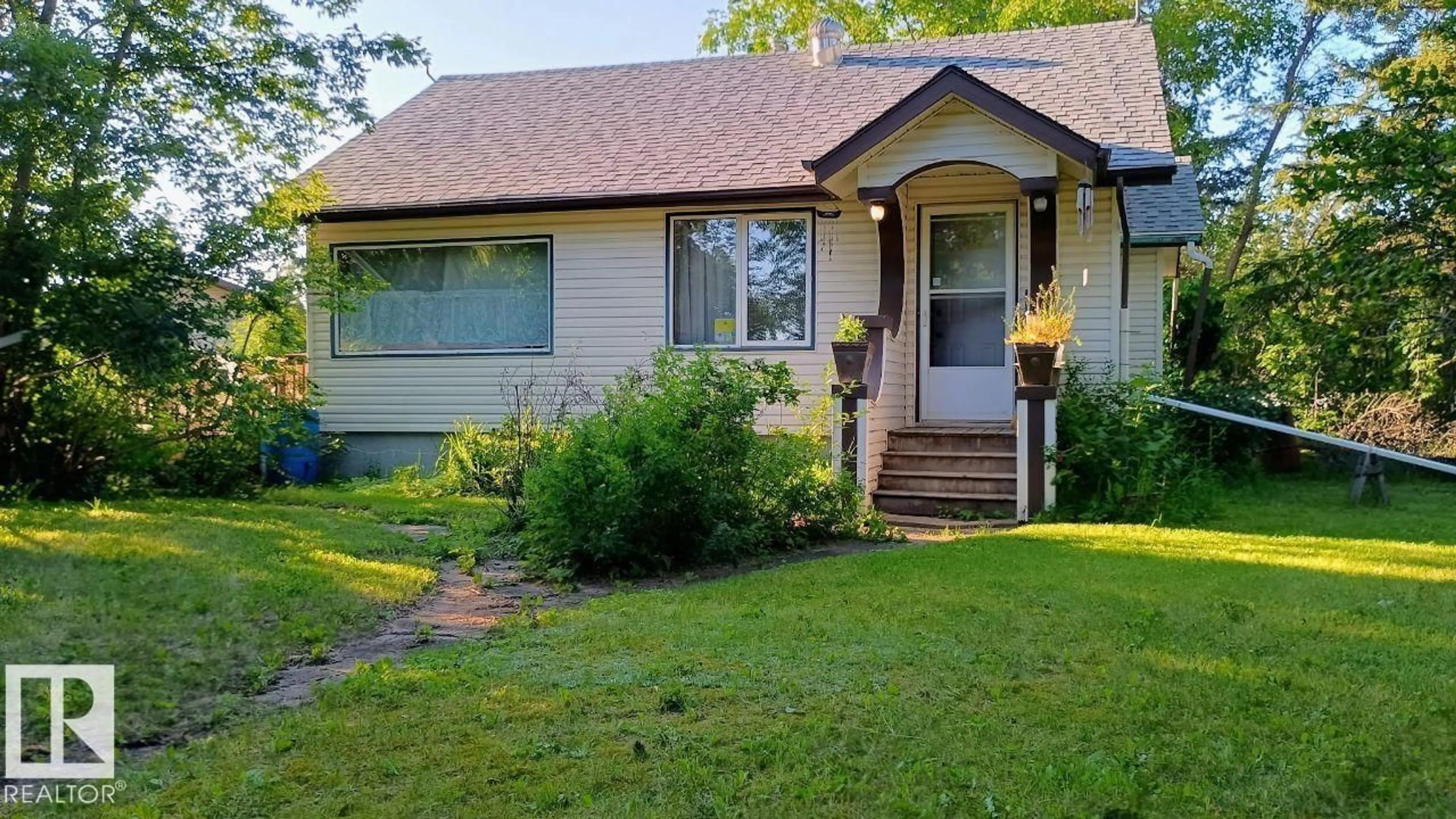 Home with vinyl exterior material, street for 5102 51 AV, Willingdon Alberta T0B4R0
