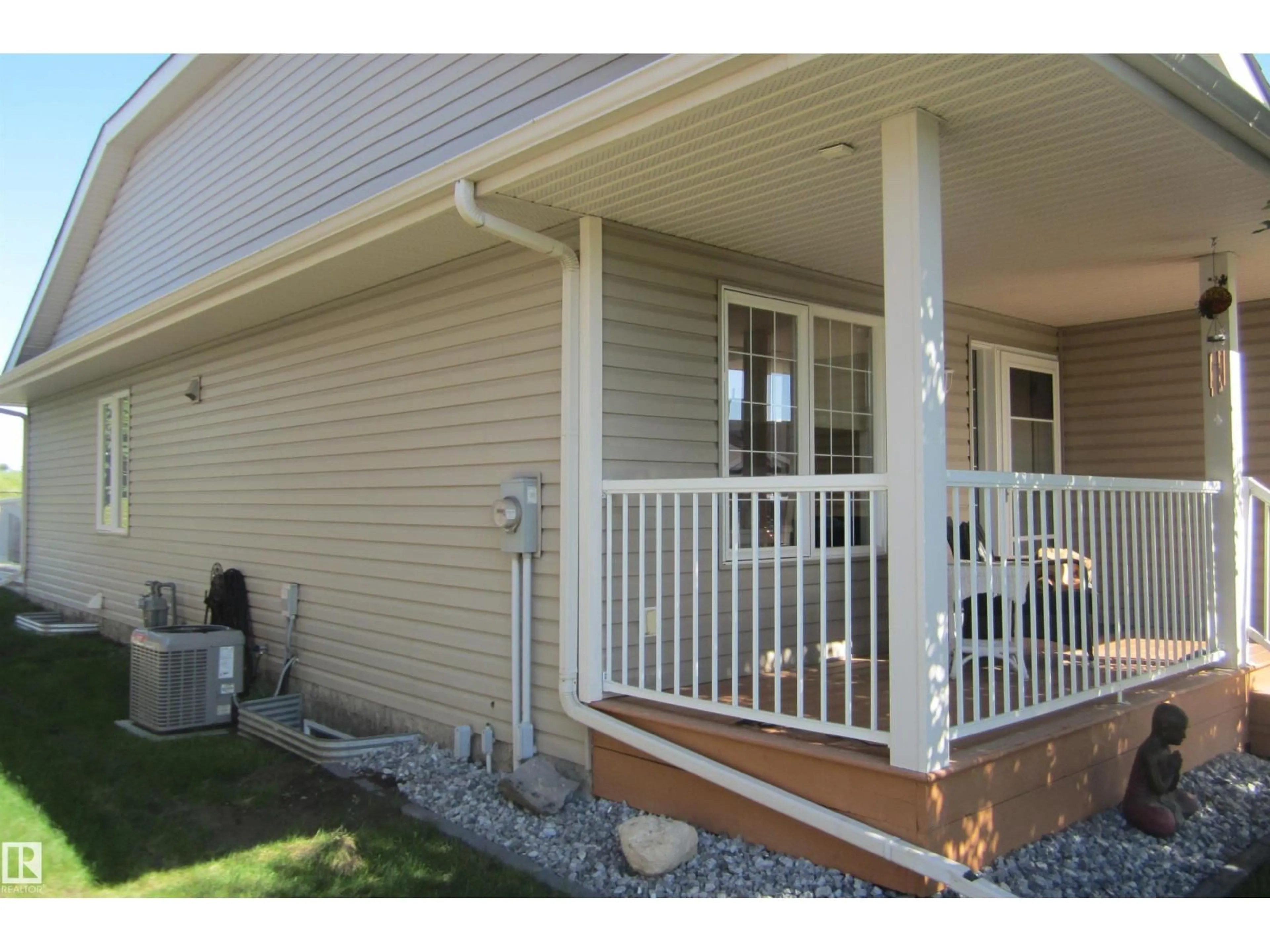 Home with vinyl exterior material, street for 8602 - 97 SOUTHFORT DR, Fort Saskatchewan Alberta T8L4R7