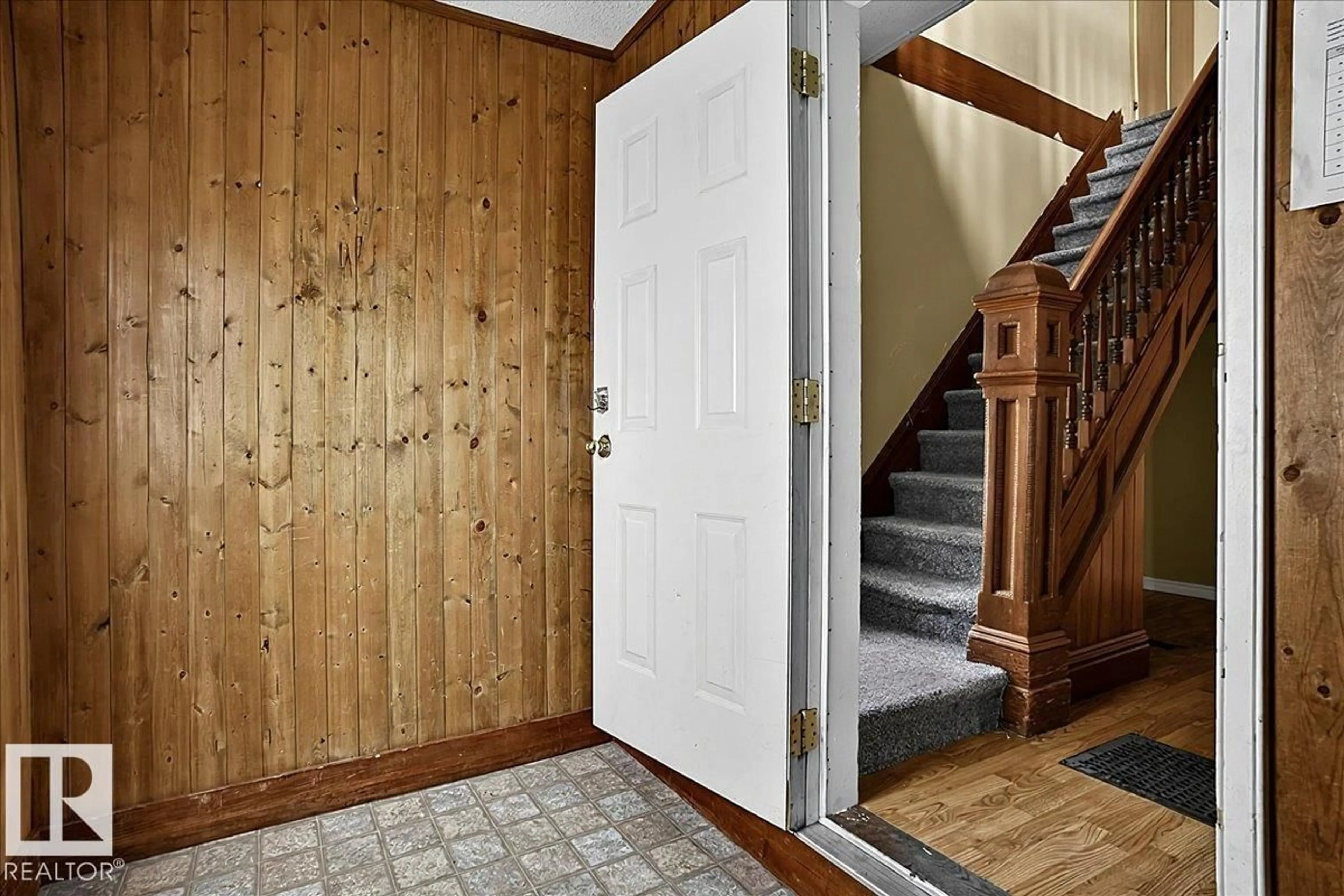 Indoor foyer for 5010 52 AV, Wetaskiwin Alberta T9A0X1