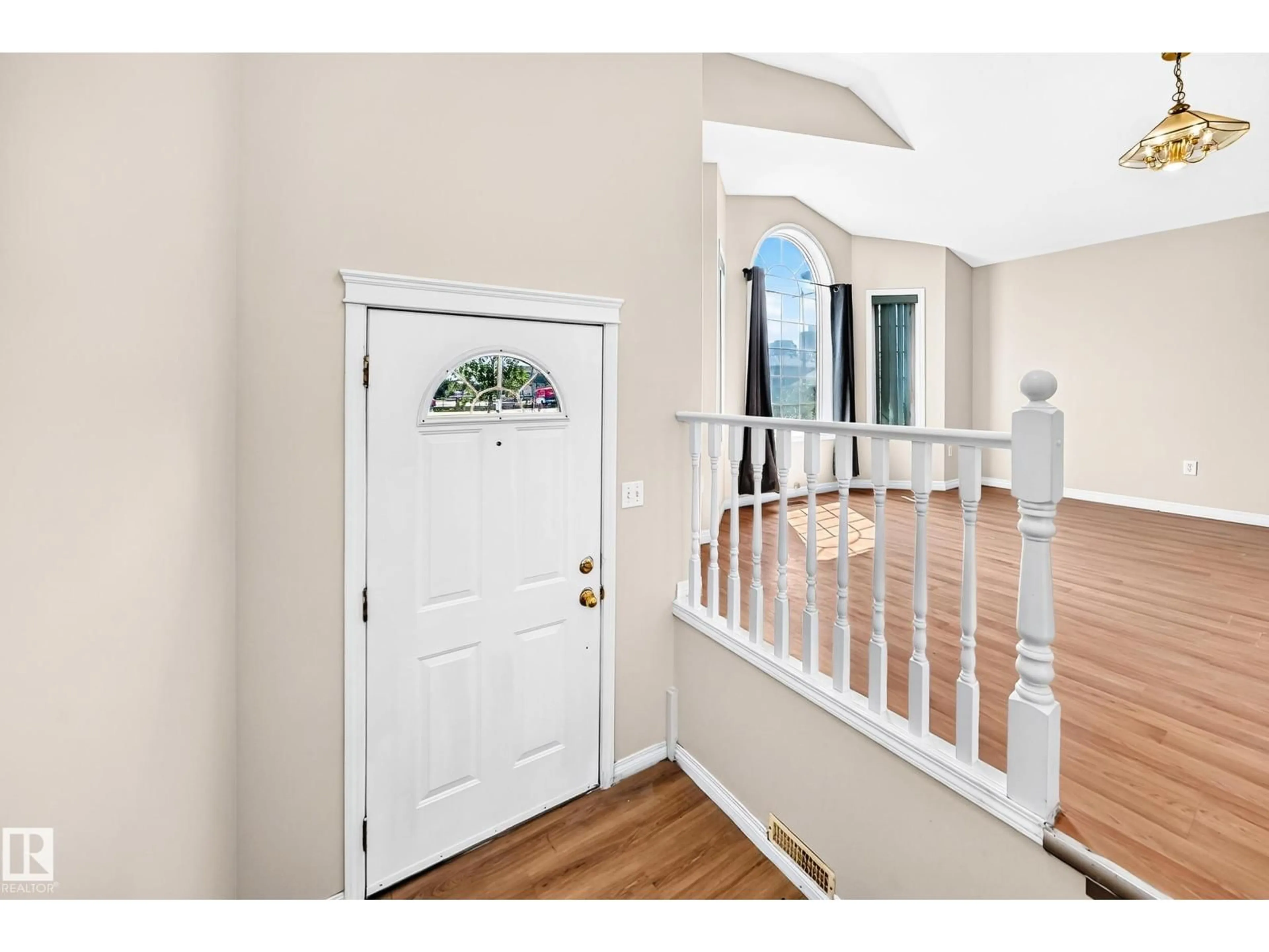 Indoor entryway for 9518 106 AV, Edmonton Alberta T5H0N2