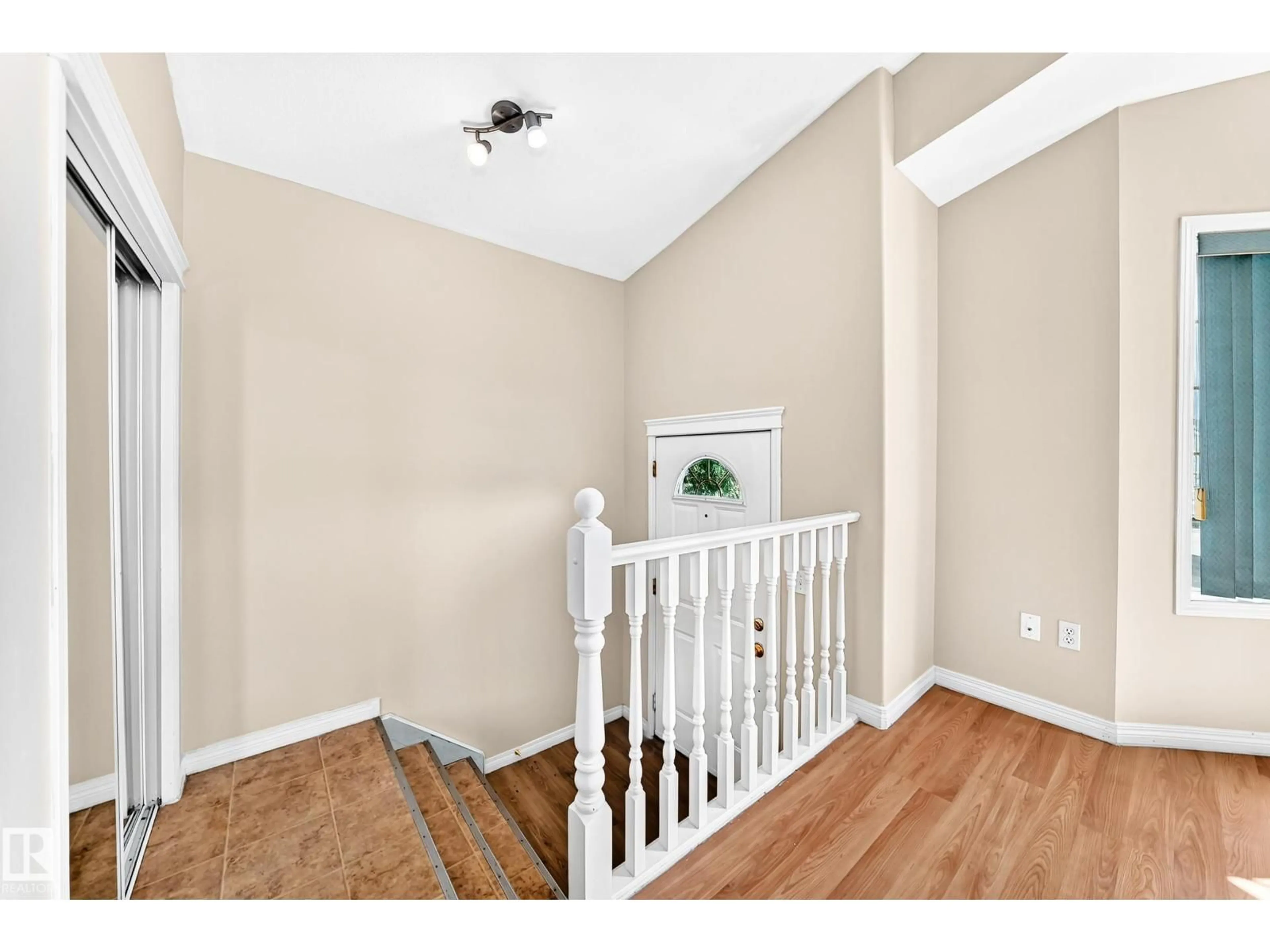 Indoor entryway for 9518 106 AV, Edmonton Alberta T5H0N2