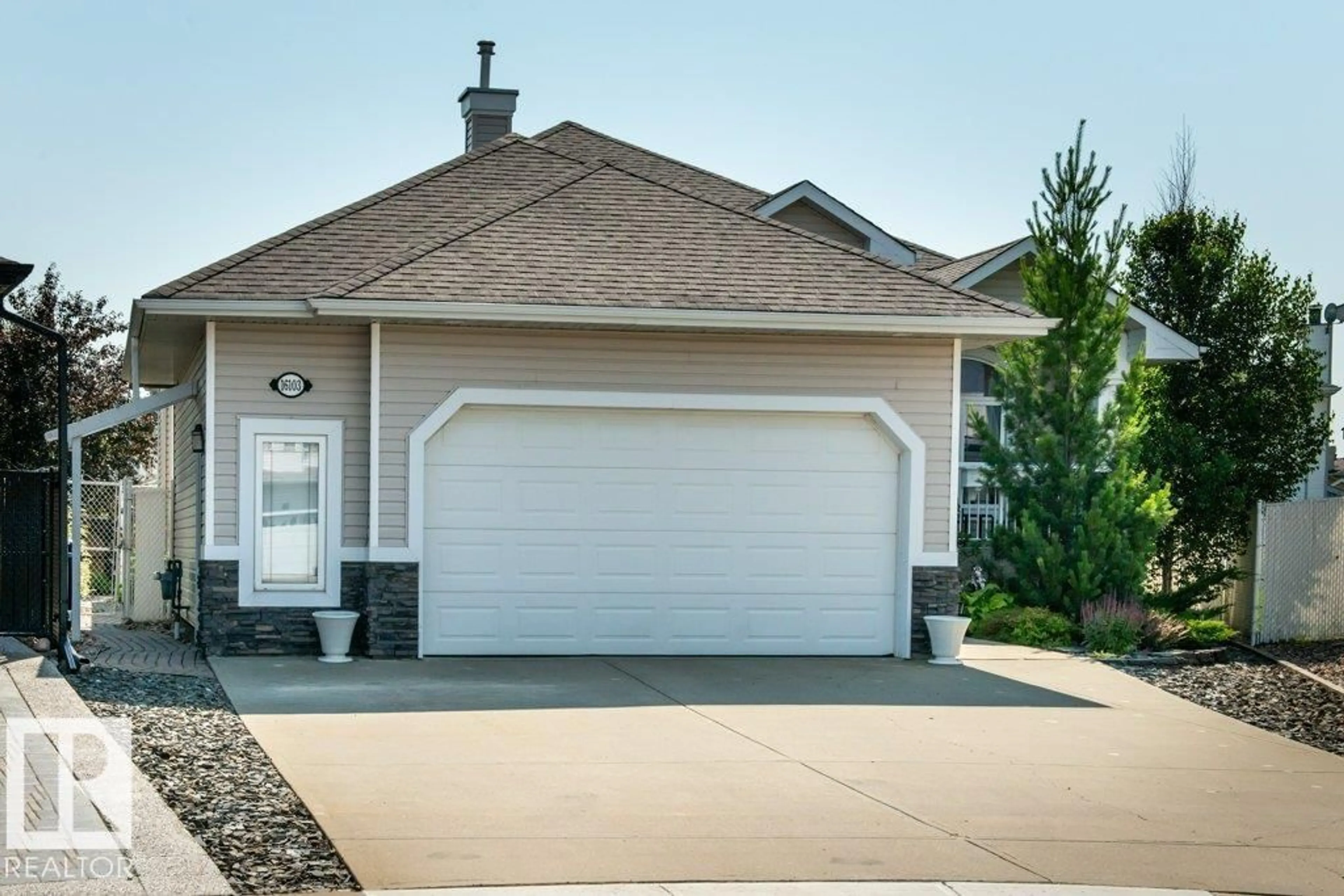 Home with vinyl exterior material, street for NW - 16103 72 ST, Edmonton Alberta T5Z3T7