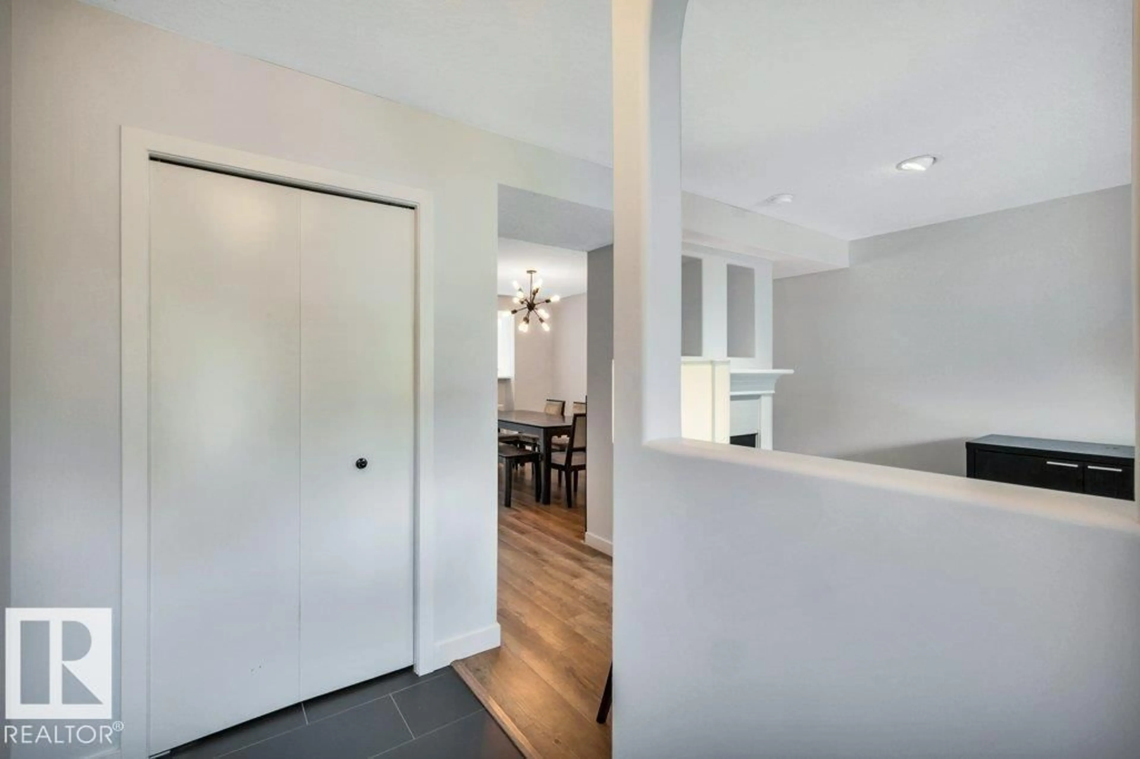 Indoor entryway for NW - 9321 98 AV, Edmonton Alberta T6C2C6