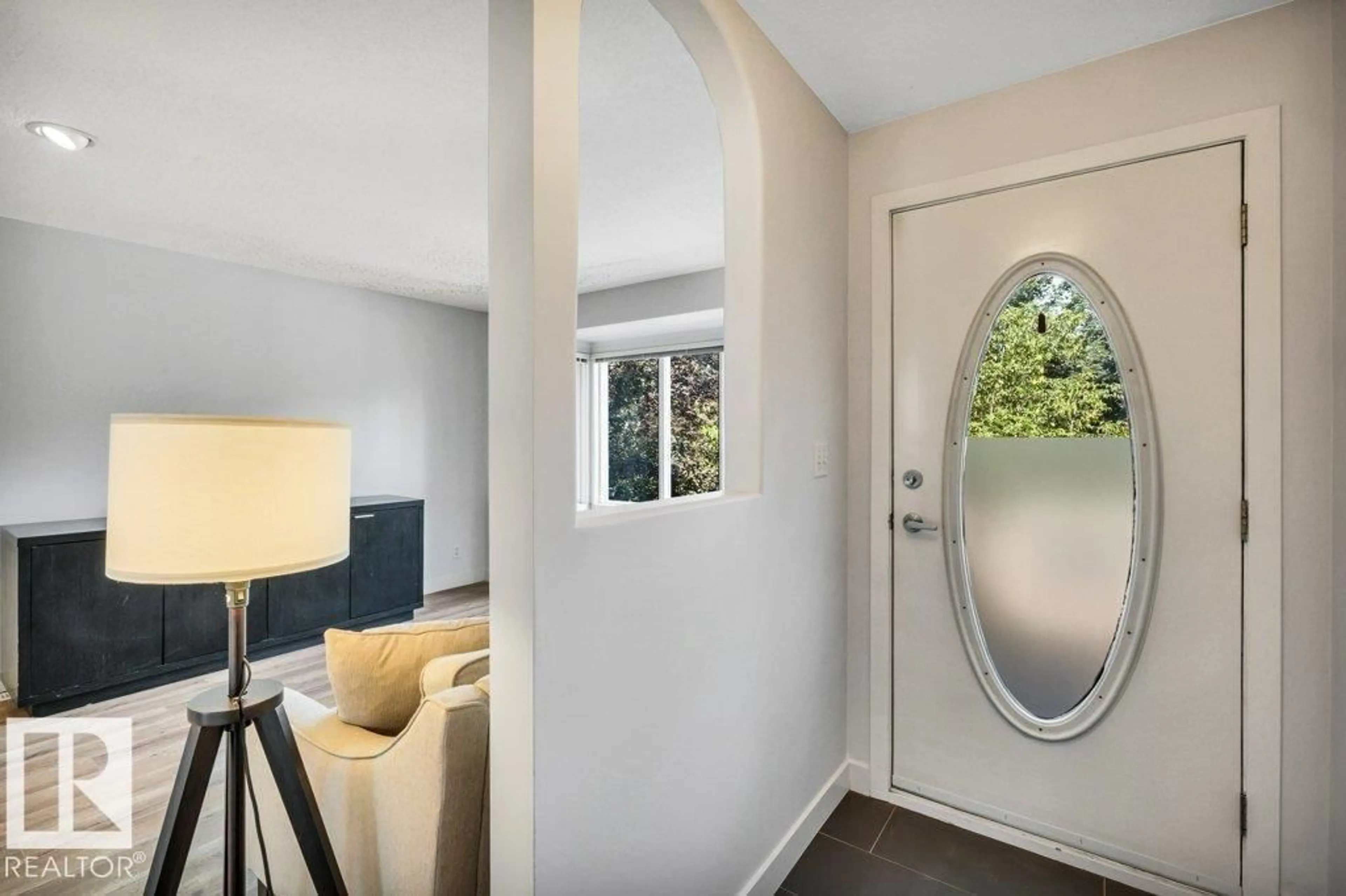Indoor entryway for NW - 9321 98 AV, Edmonton Alberta T6C2C6