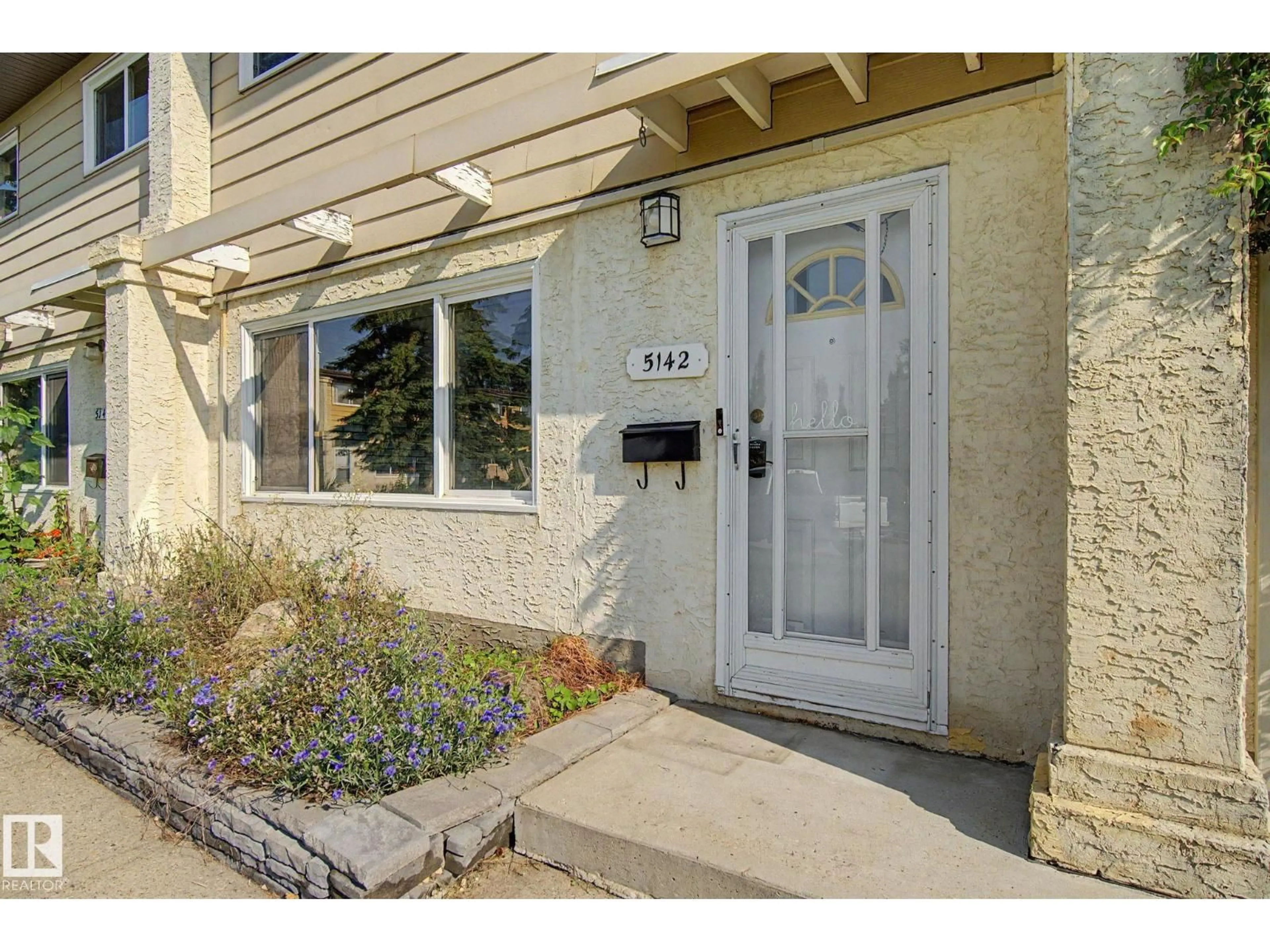 Indoor entryway for 5142 106A ST NW, Edmonton Alberta T6H2W7