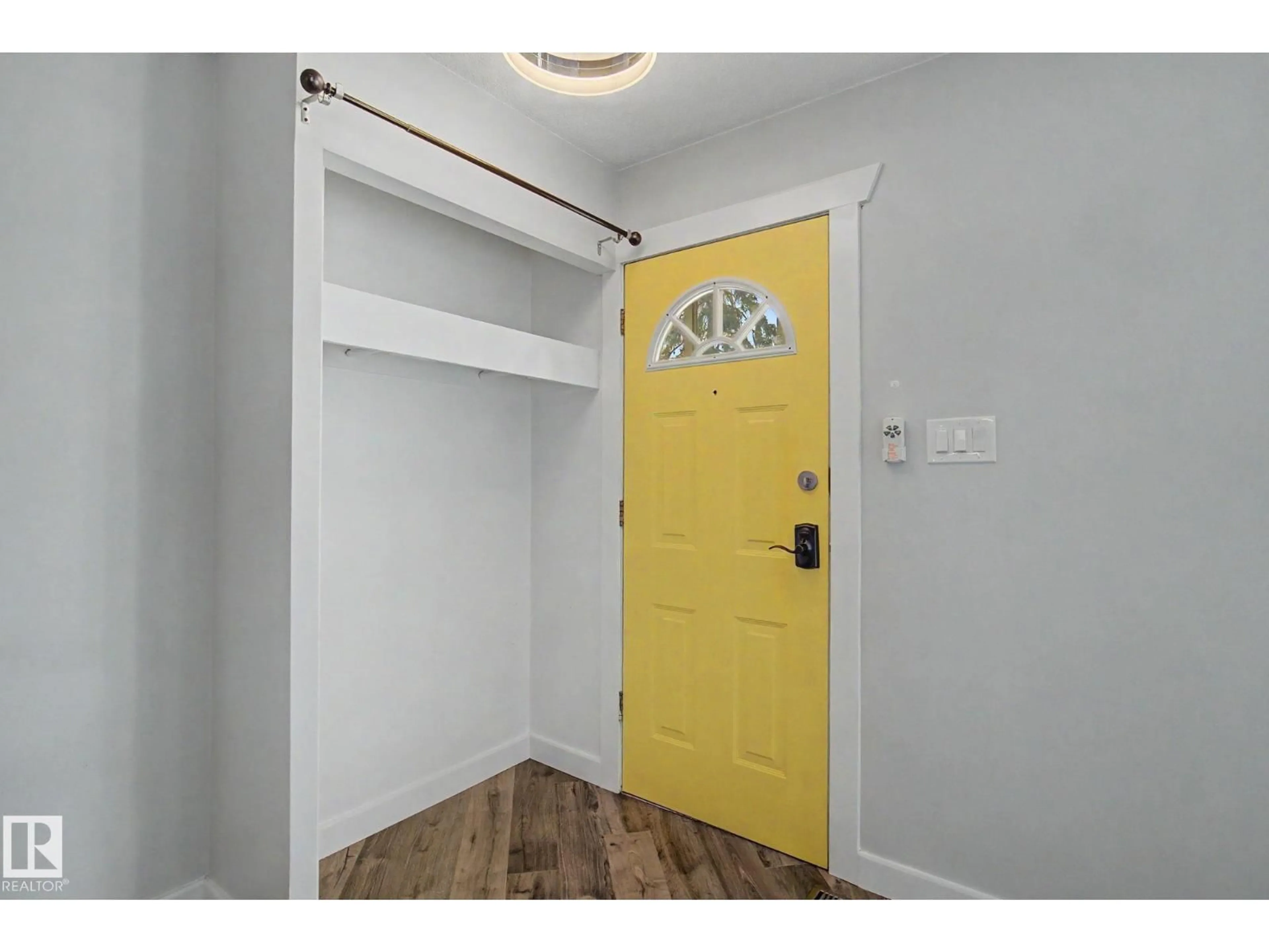 Indoor entryway for 5142 106A ST NW, Edmonton Alberta T6H2W7