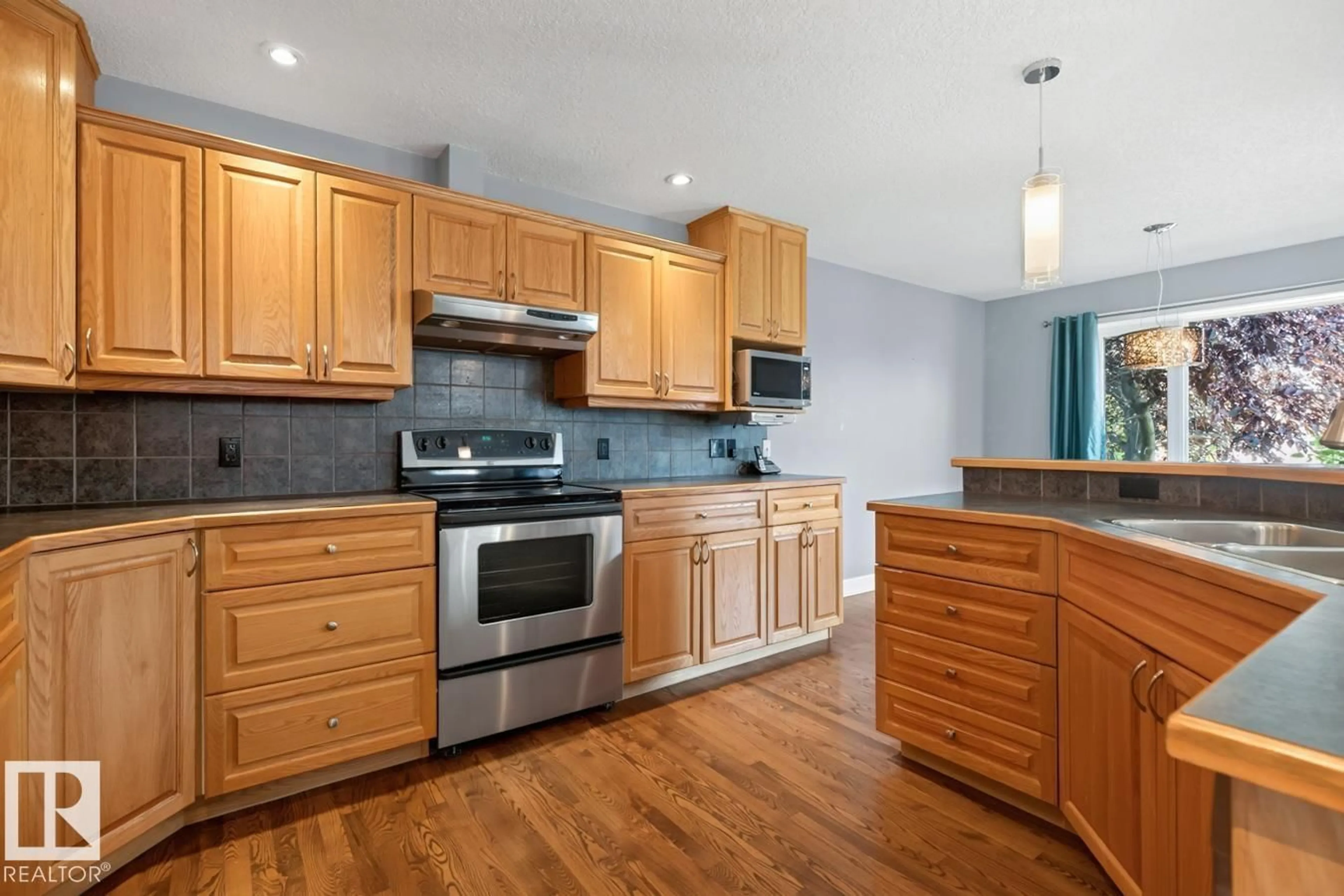 Open concept kitchen, wood/laminate floor for 18 CASCADE CR, Sherwood Park Alberta T8H2S7