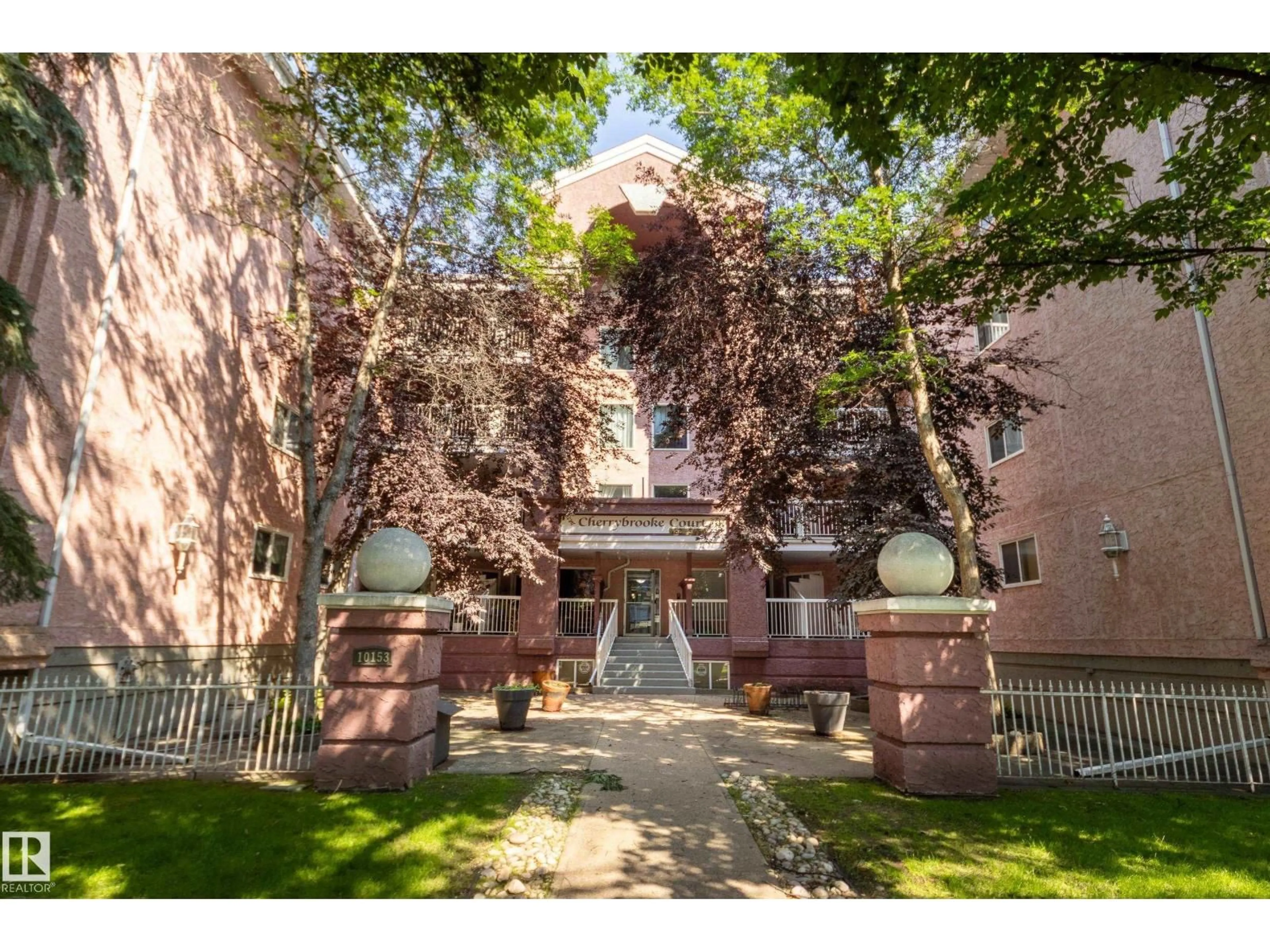 Indoor foyer for 310 - 10153 117 ST, Edmonton Alberta T5K1X5
