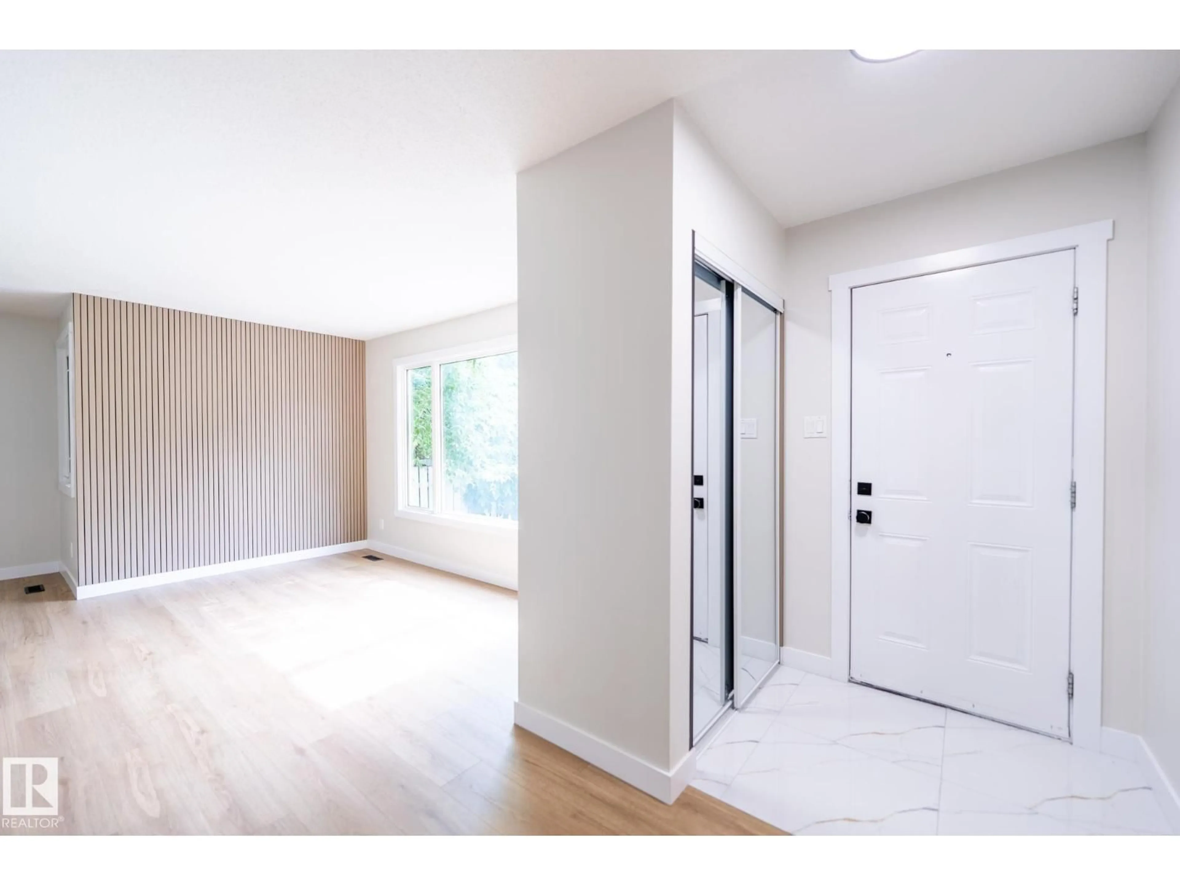 Indoor entryway for 14 AMBERLY CO, Edmonton Alberta T5A2H9