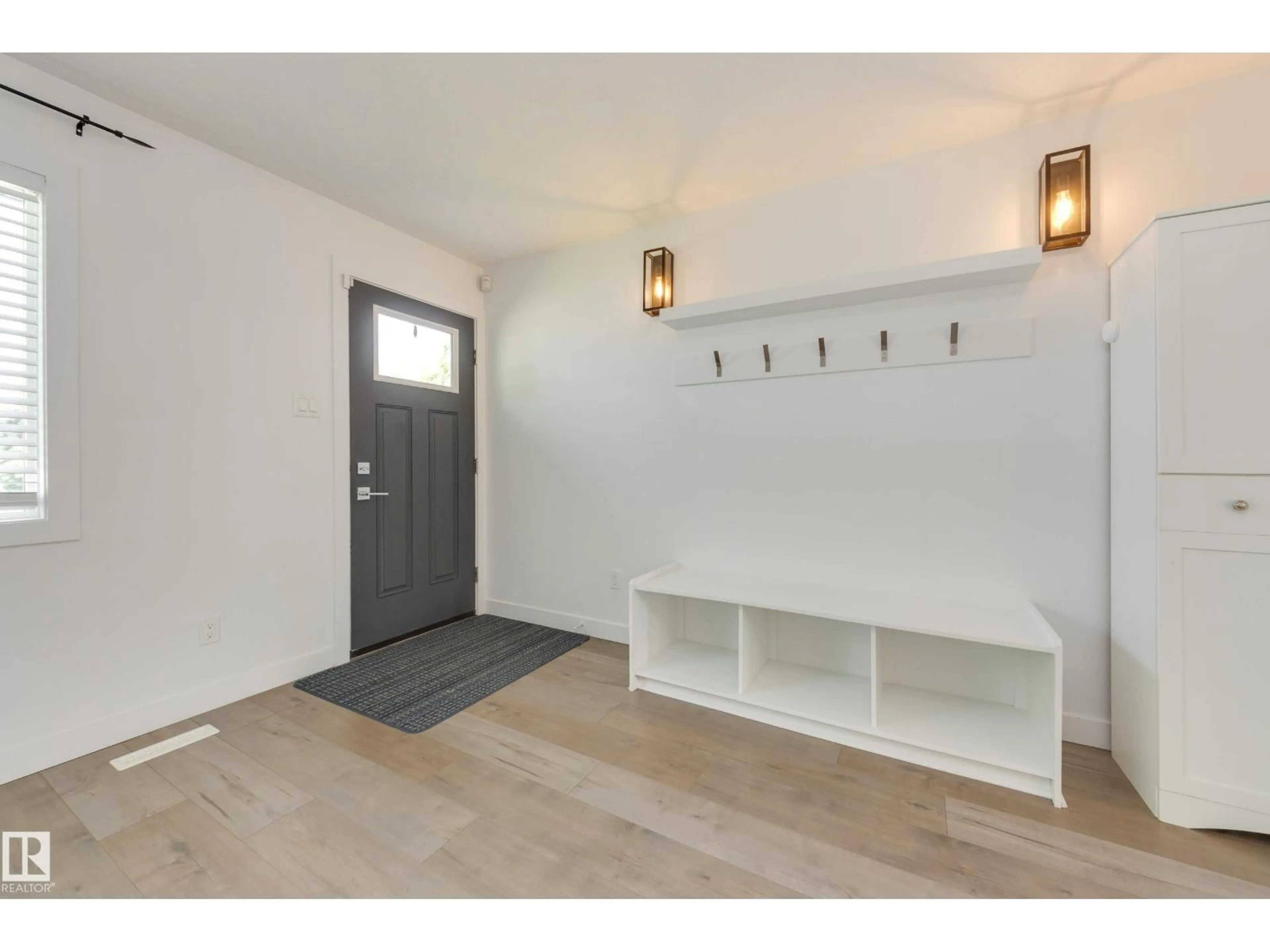 Indoor entryway for 13112 90 ST, Edmonton Alberta T5E3M5