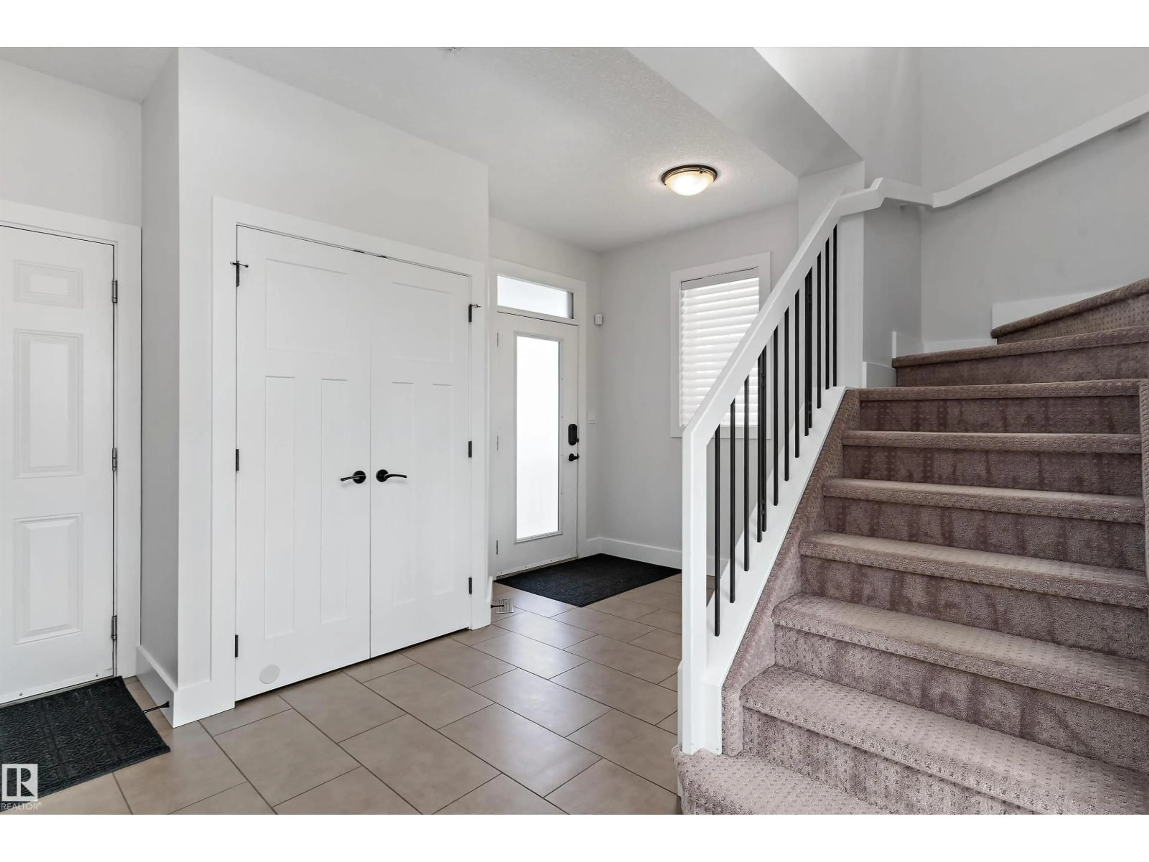Indoor entryway for 5811 MULLEN PL, Edmonton Alberta T6R0T9