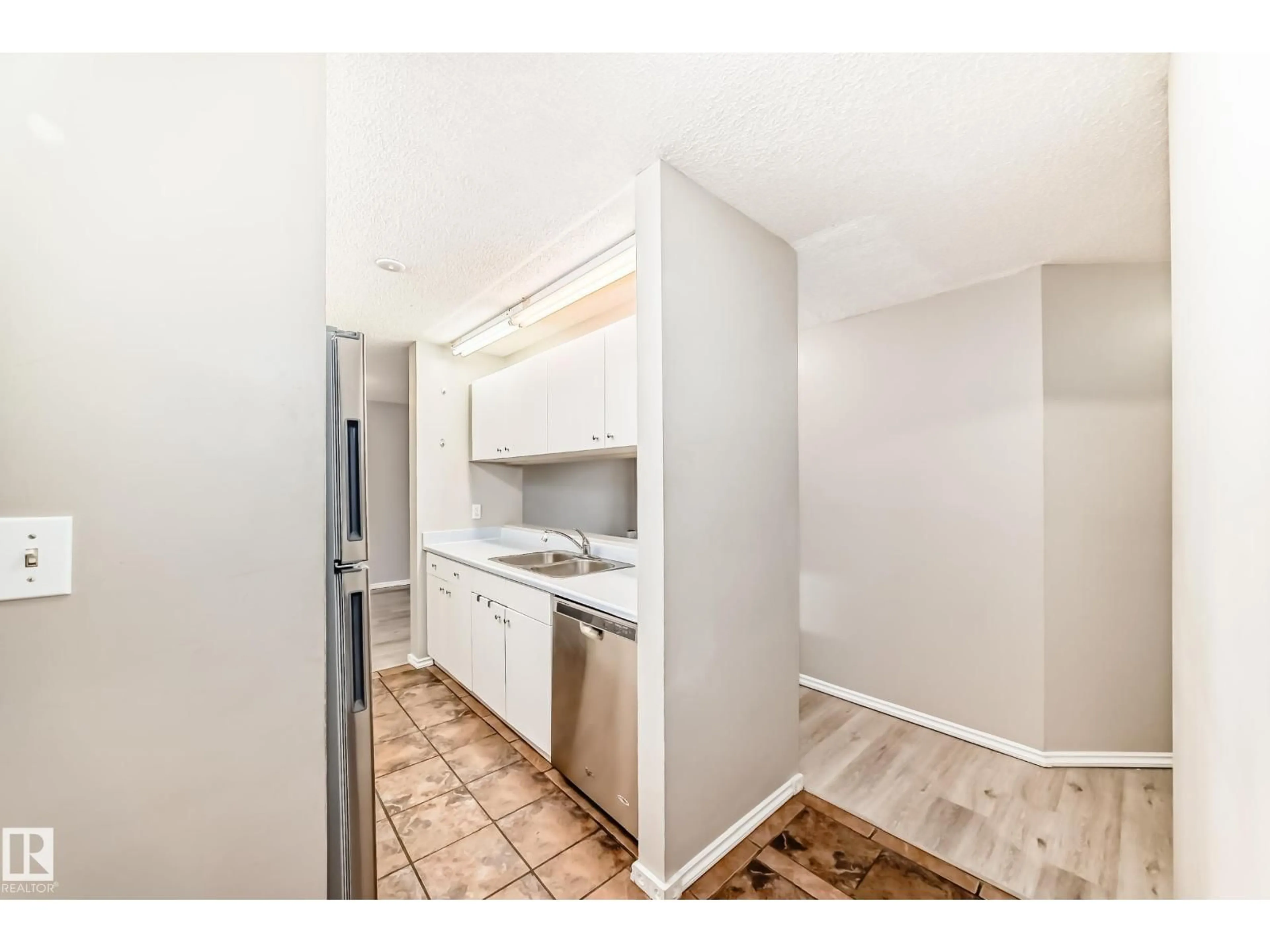 Standard kitchen, unknown for 2508 50 ST, Edmonton Alberta T6L6X9