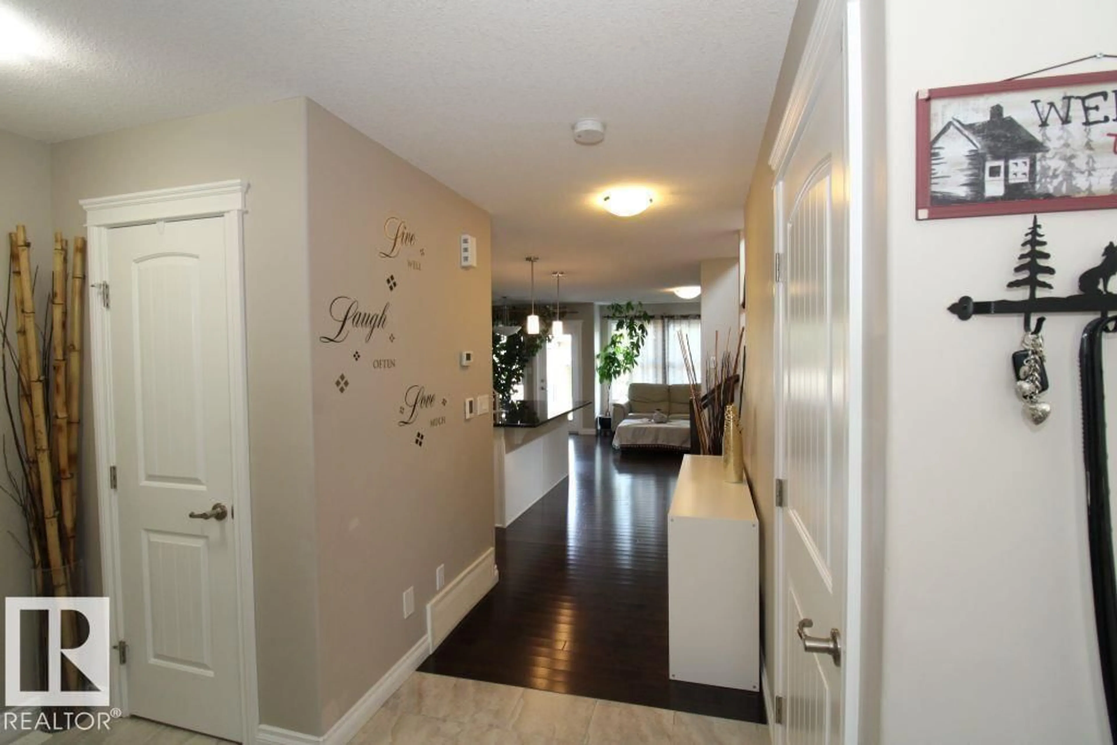 Indoor foyer for 3048 HARVEY CR, Edmonton Alberta T6M0N4
