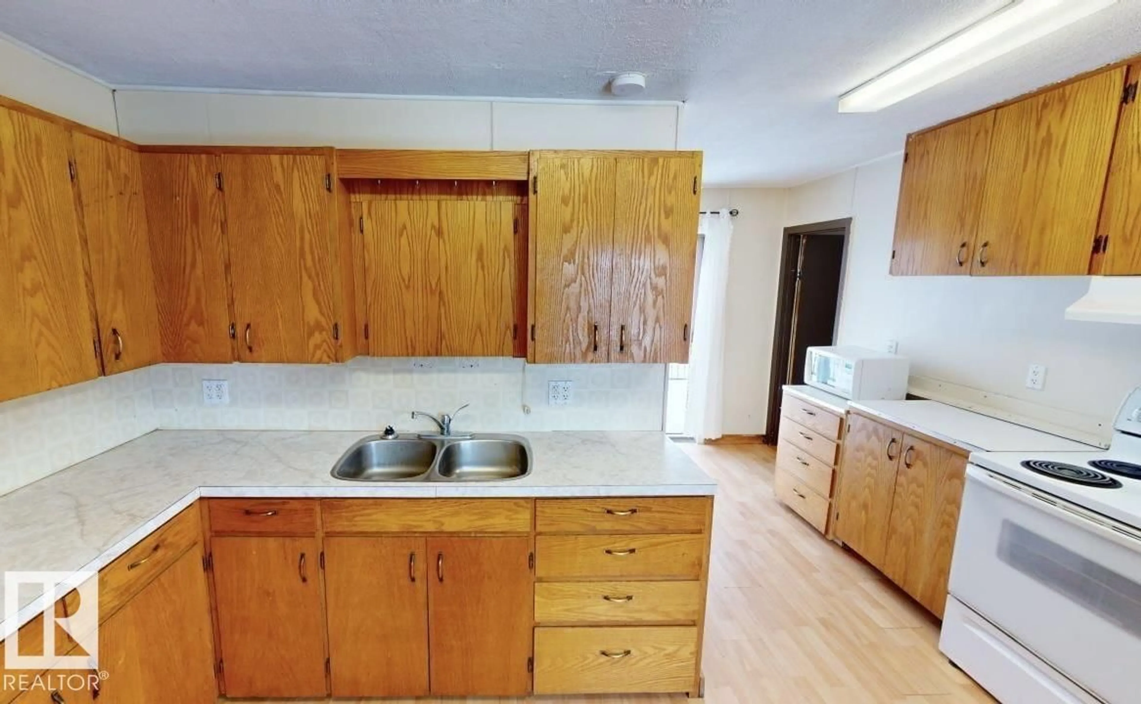Standard kitchen, wood/laminate floor for 4708 47 AV, Drayton Valley Alberta T7A1H7