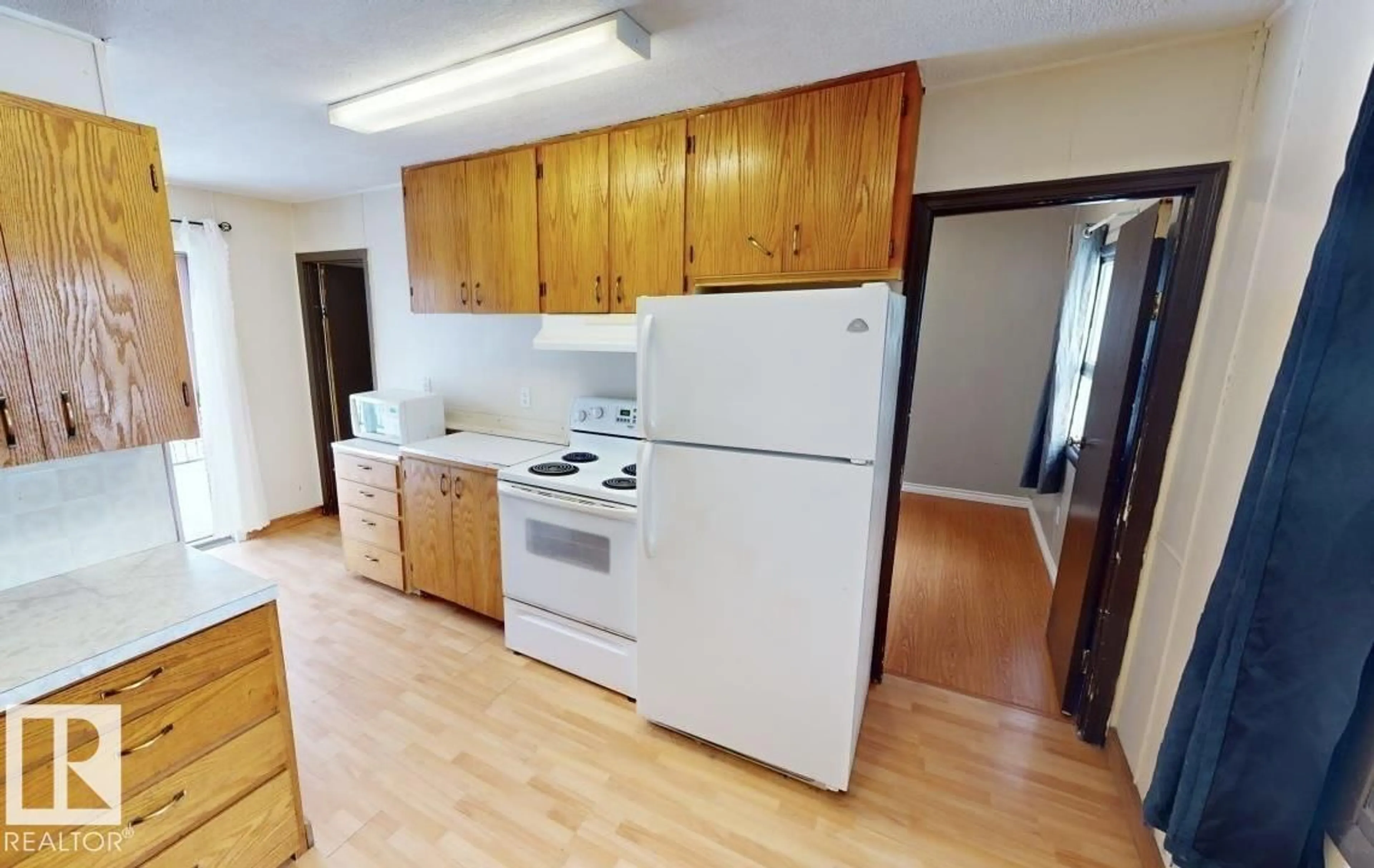 Standard kitchen, wood/laminate floor for 4708 47 AV, Drayton Valley Alberta T7A1H7