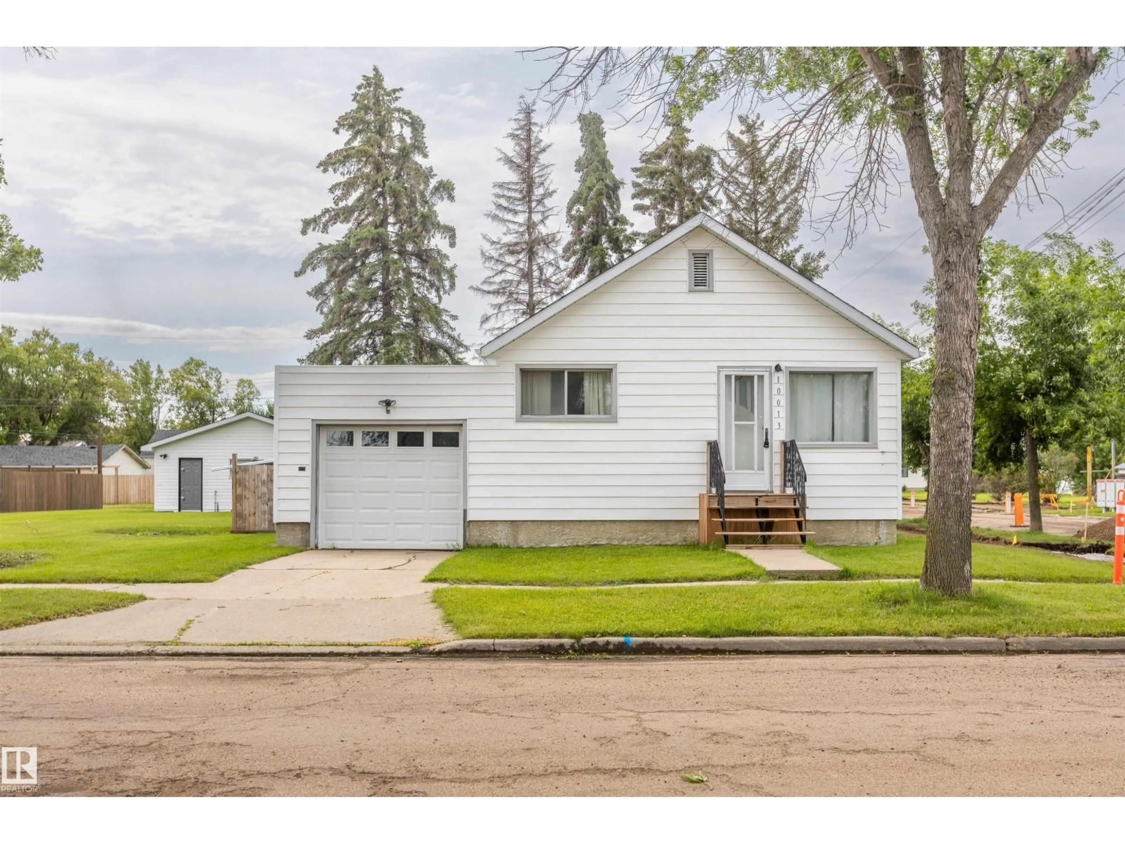Home with vinyl exterior material, street for 10013 98 AV, Morinville Alberta T8R1G3