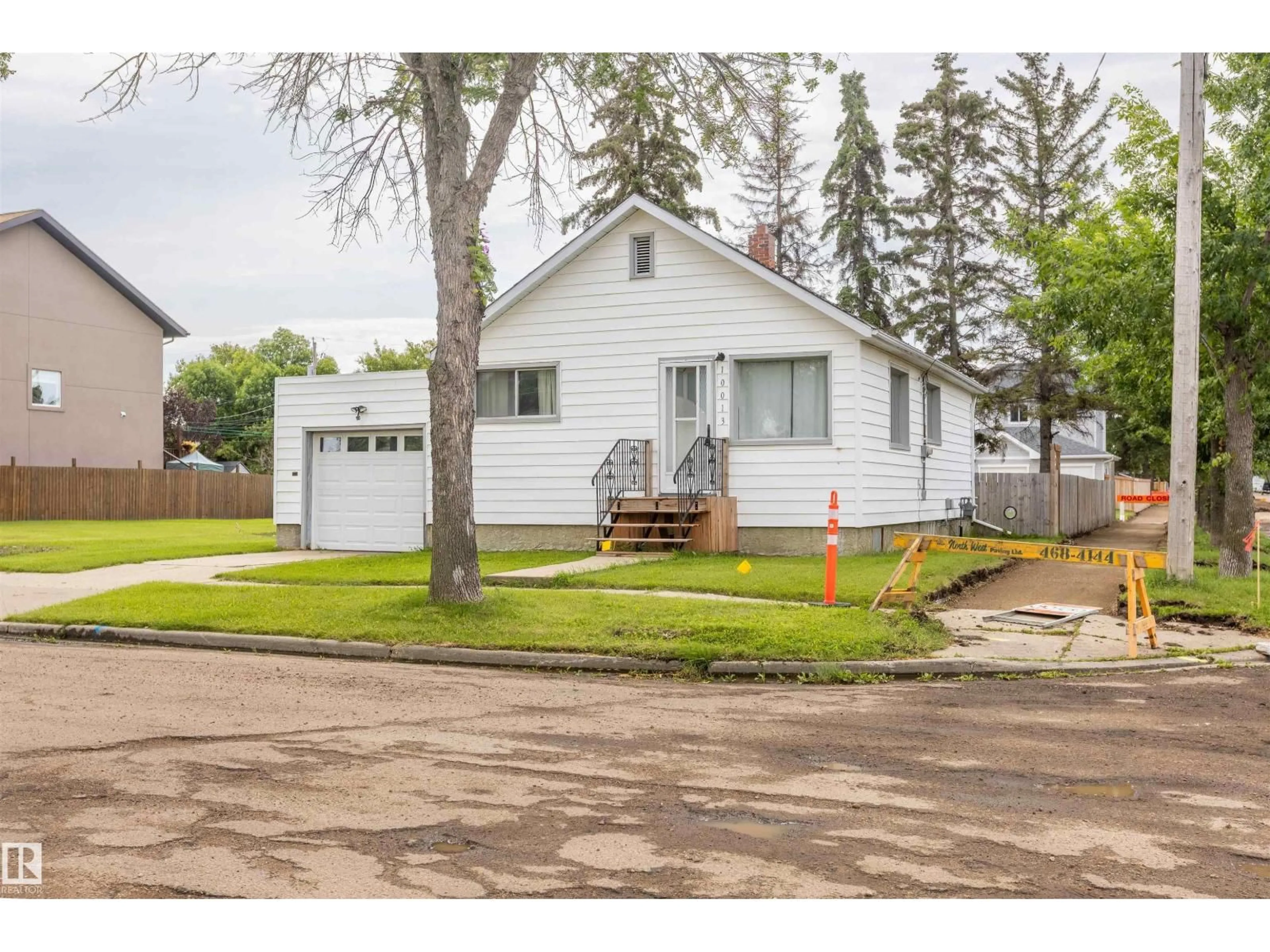 Home with vinyl exterior material, street for 10013 98 AV, Morinville Alberta T8R1G3