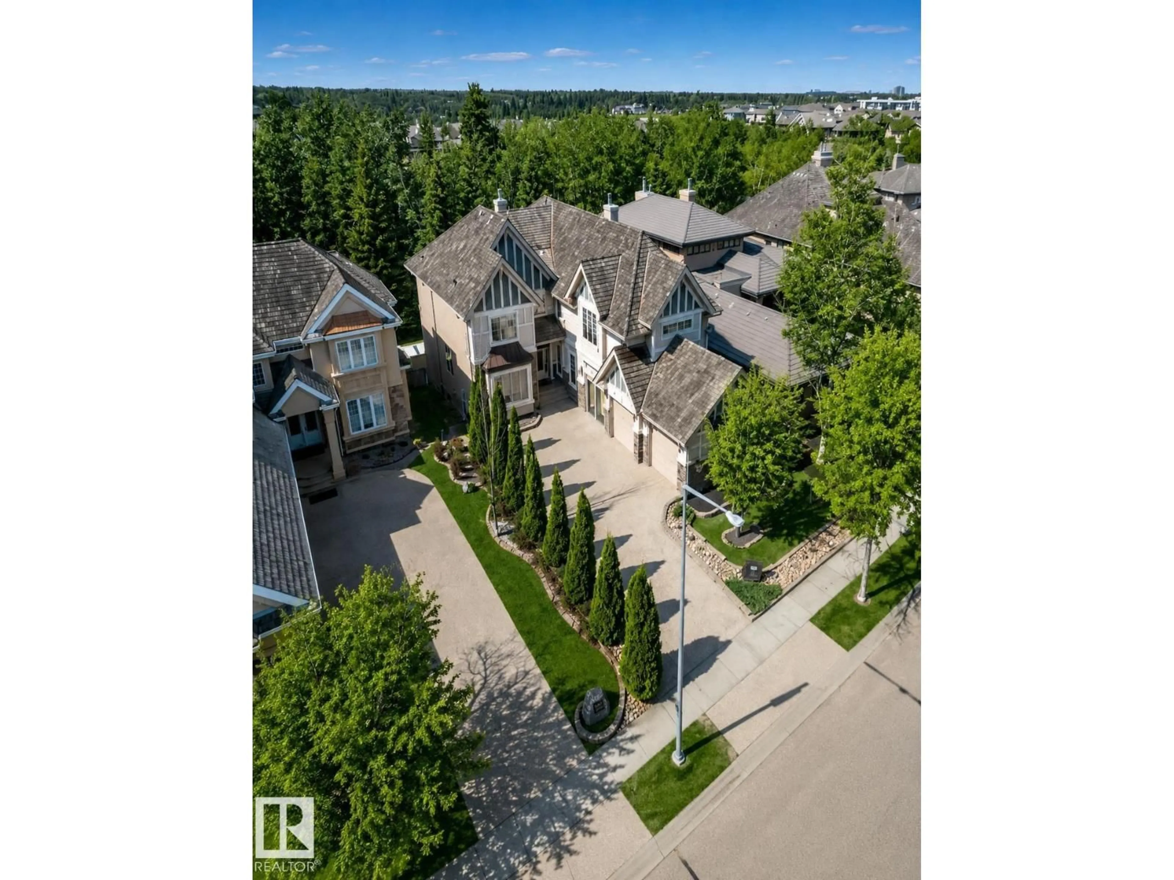 A pic from outside/outdoor area/front of a property/back of a property/a pic from drone, street for 322 CALDWELL CL, Edmonton Alberta T6M2W9