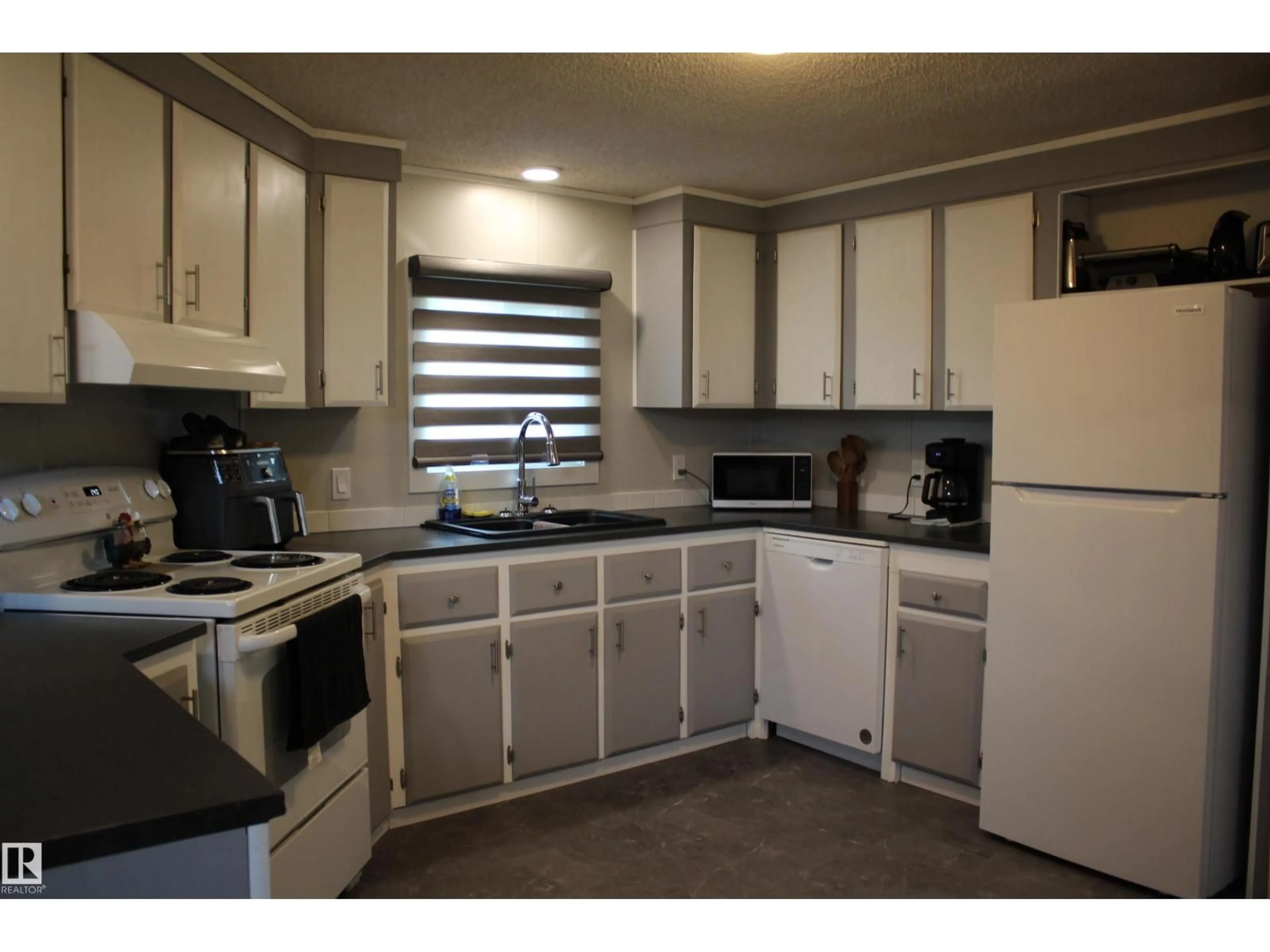 Standard kitchen, unknown for 1118 LAKEVISTA DR, Sherwood Park Alberta T8H1J6