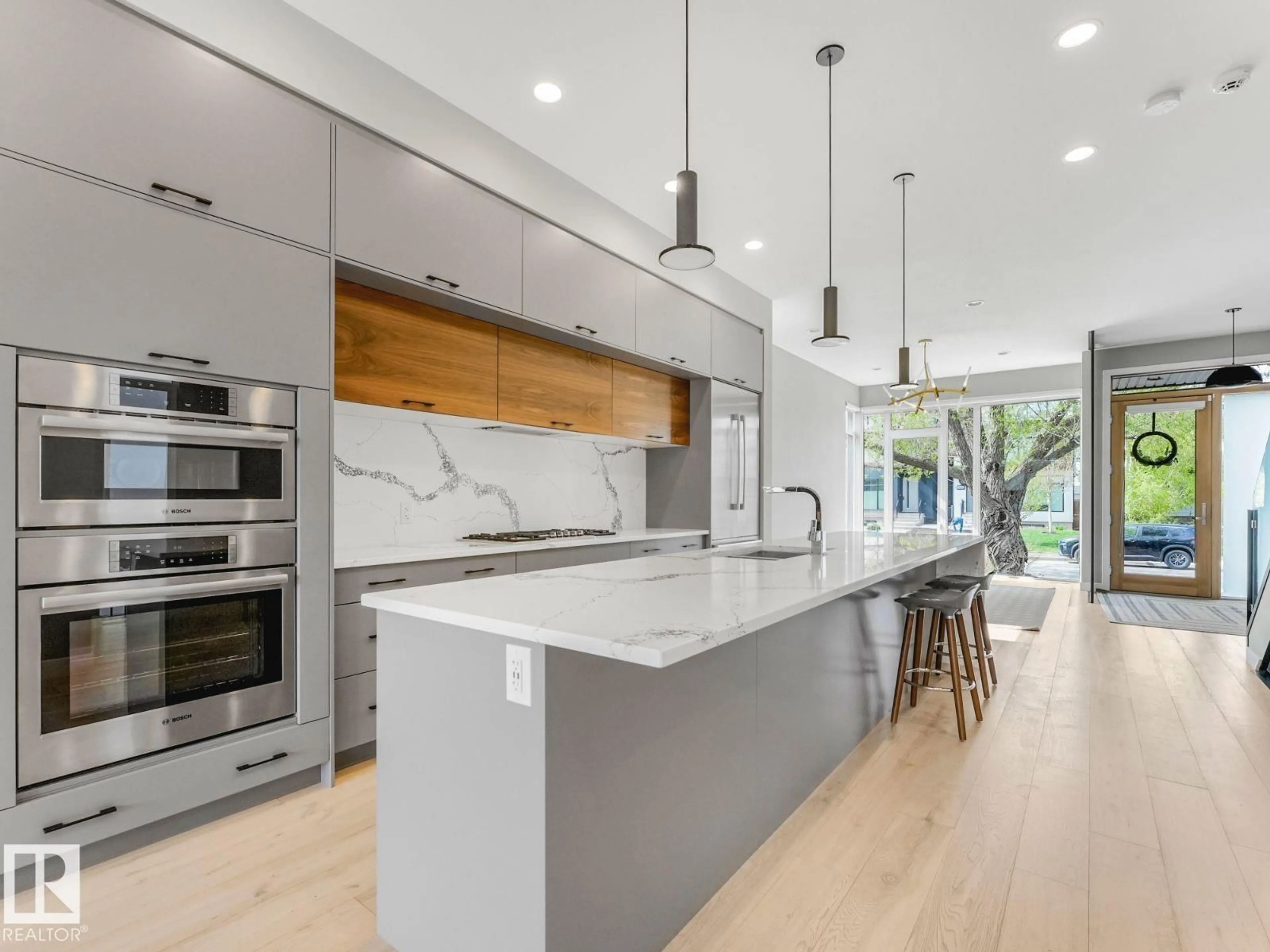 Contemporary kitchen, unknown for 11613 72 AV, Edmonton Alberta T6G0B9