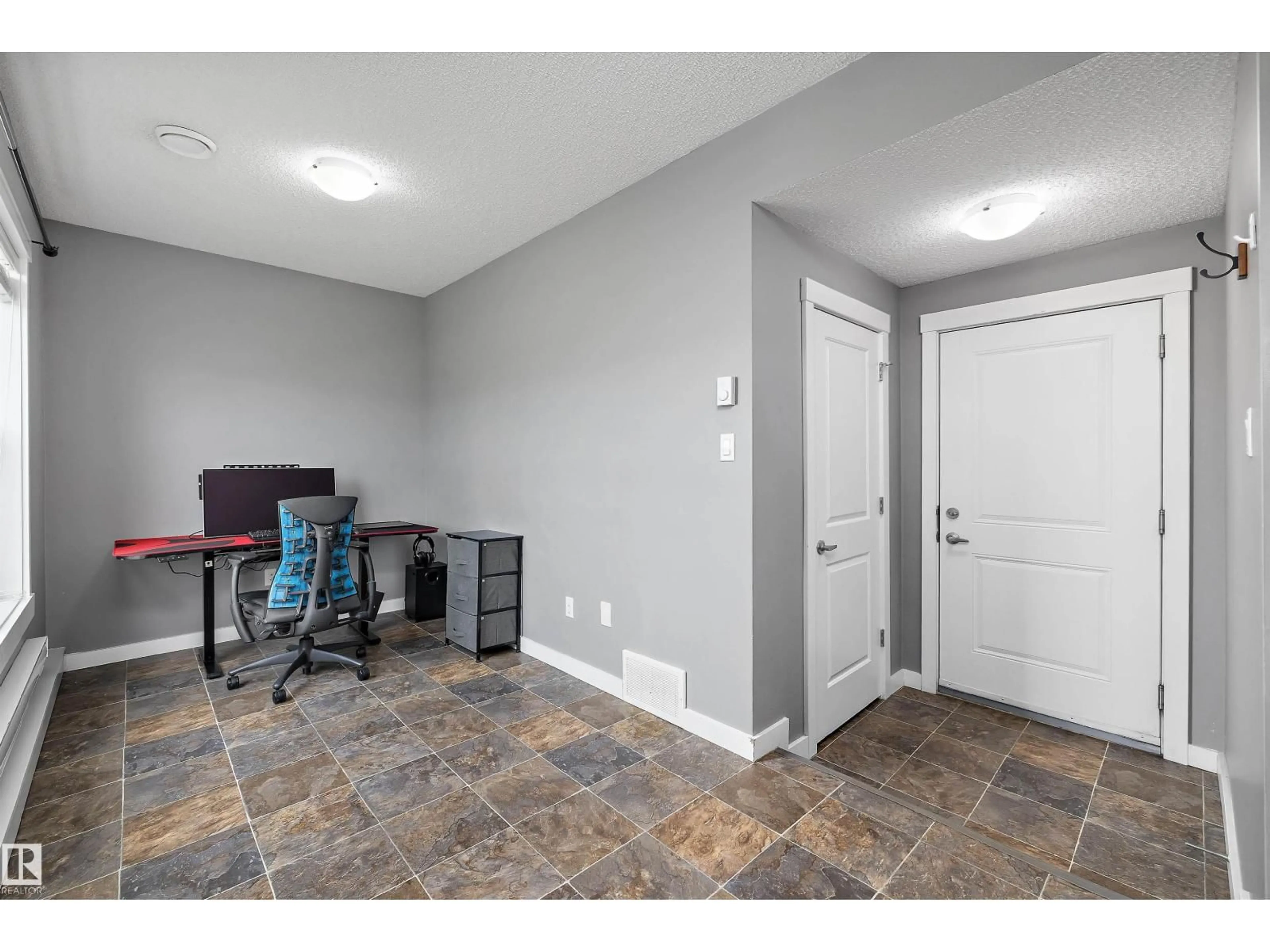 Indoor entryway for 8530 - 2202 94 ST, Fort Saskatchewan Alberta T8L0V8