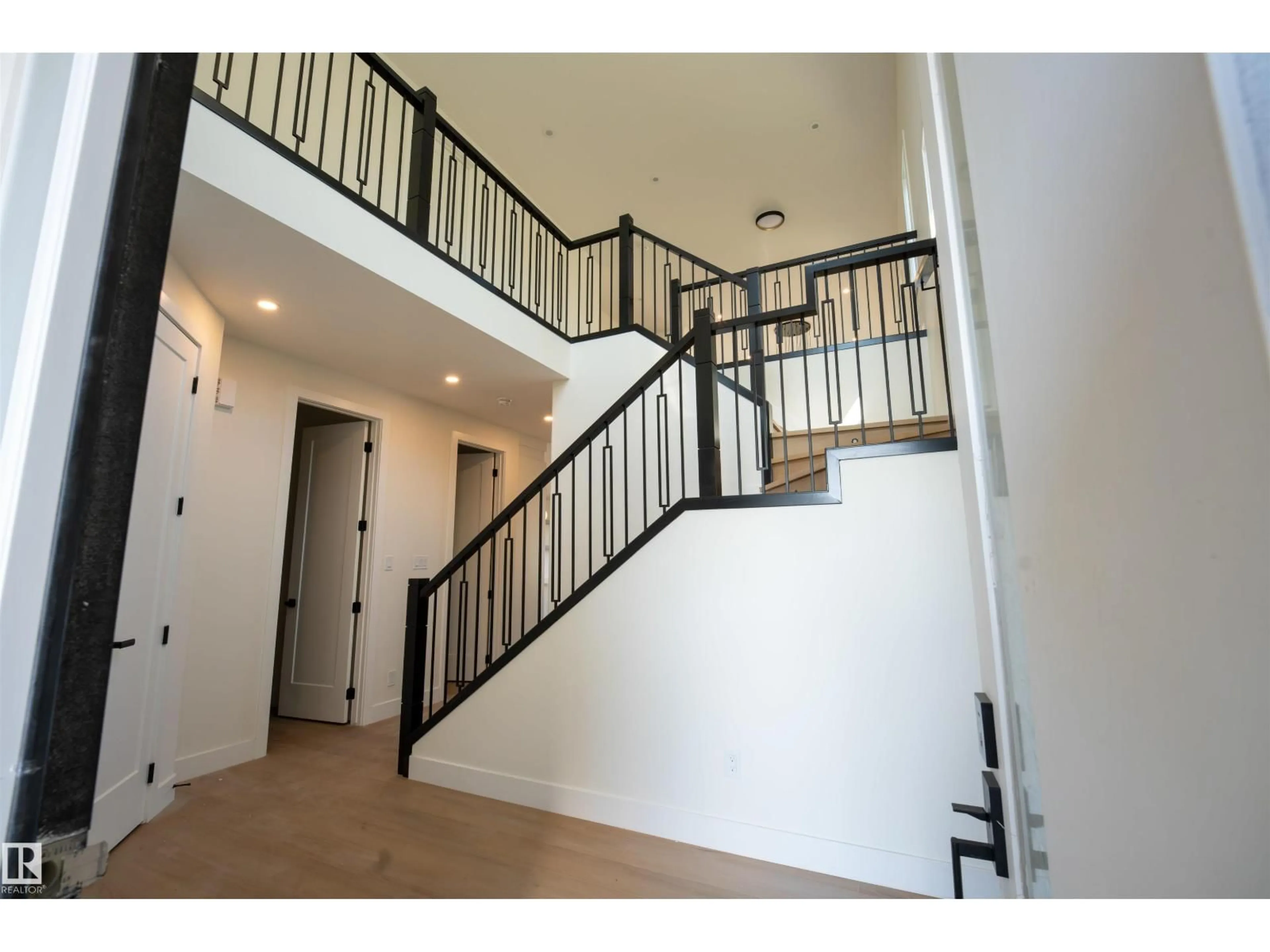 Indoor foyer for 34 MCKENZIE CLOSE, Leduc Alberta T9E0P2